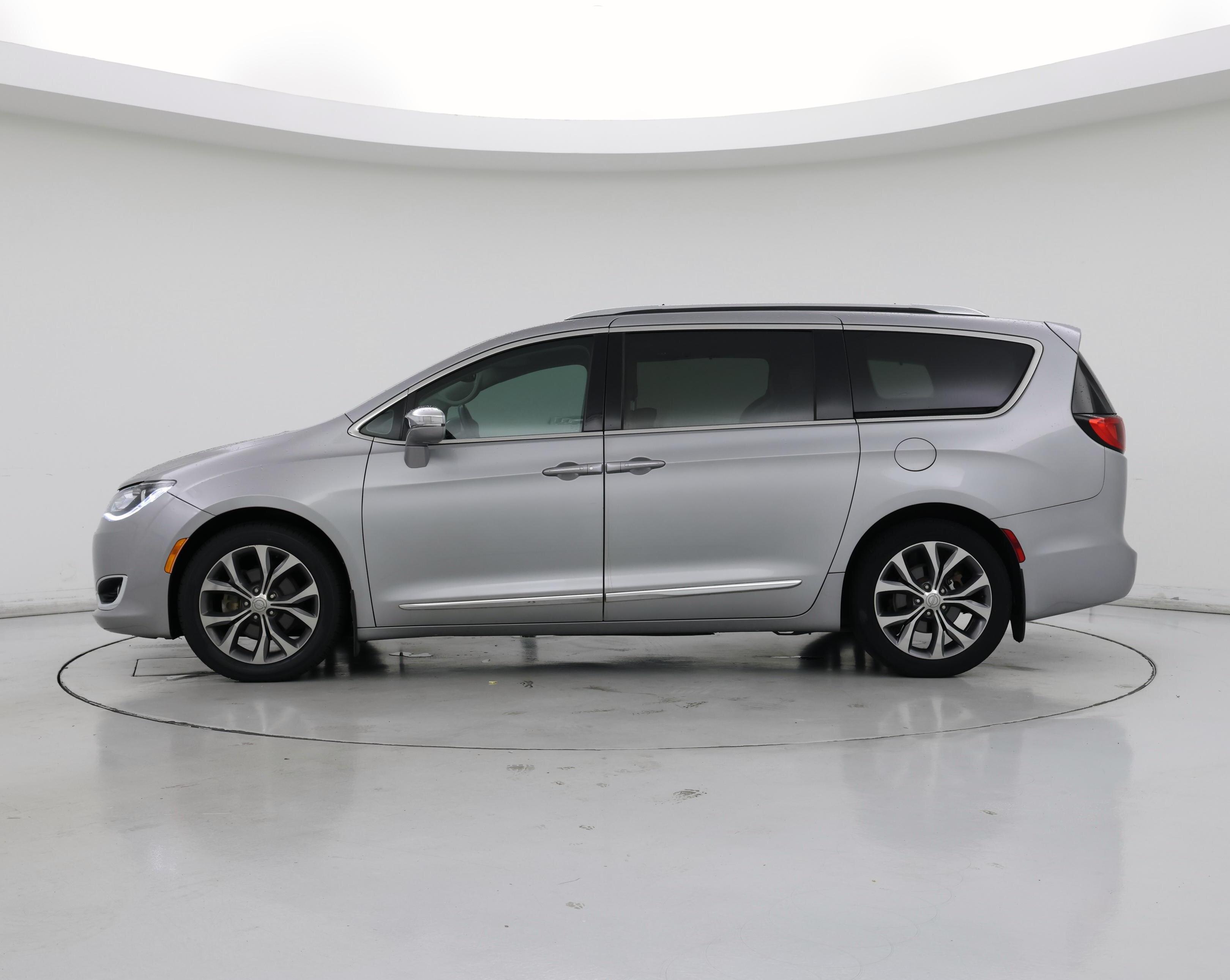 Thumbnail: 2017 Chrysler Pacifica - 3