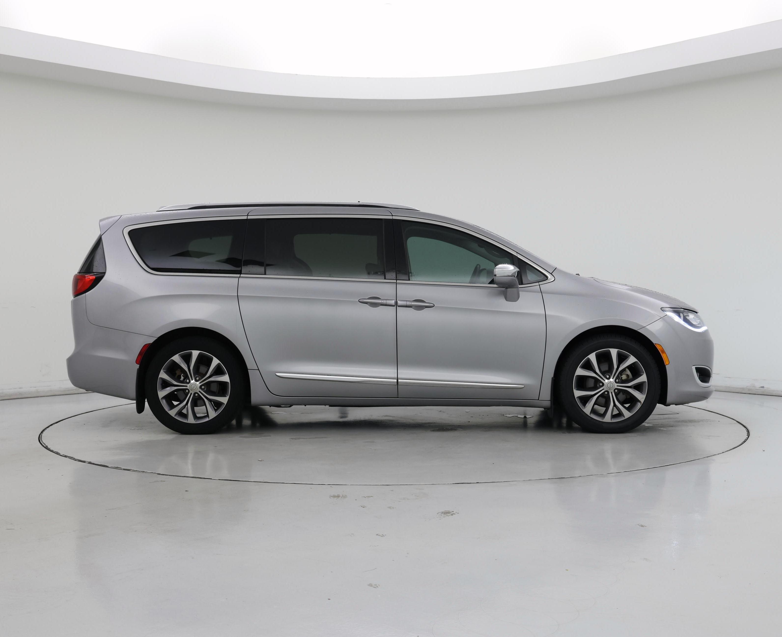 Thumbnail: 2017 Chrysler Pacifica - 7