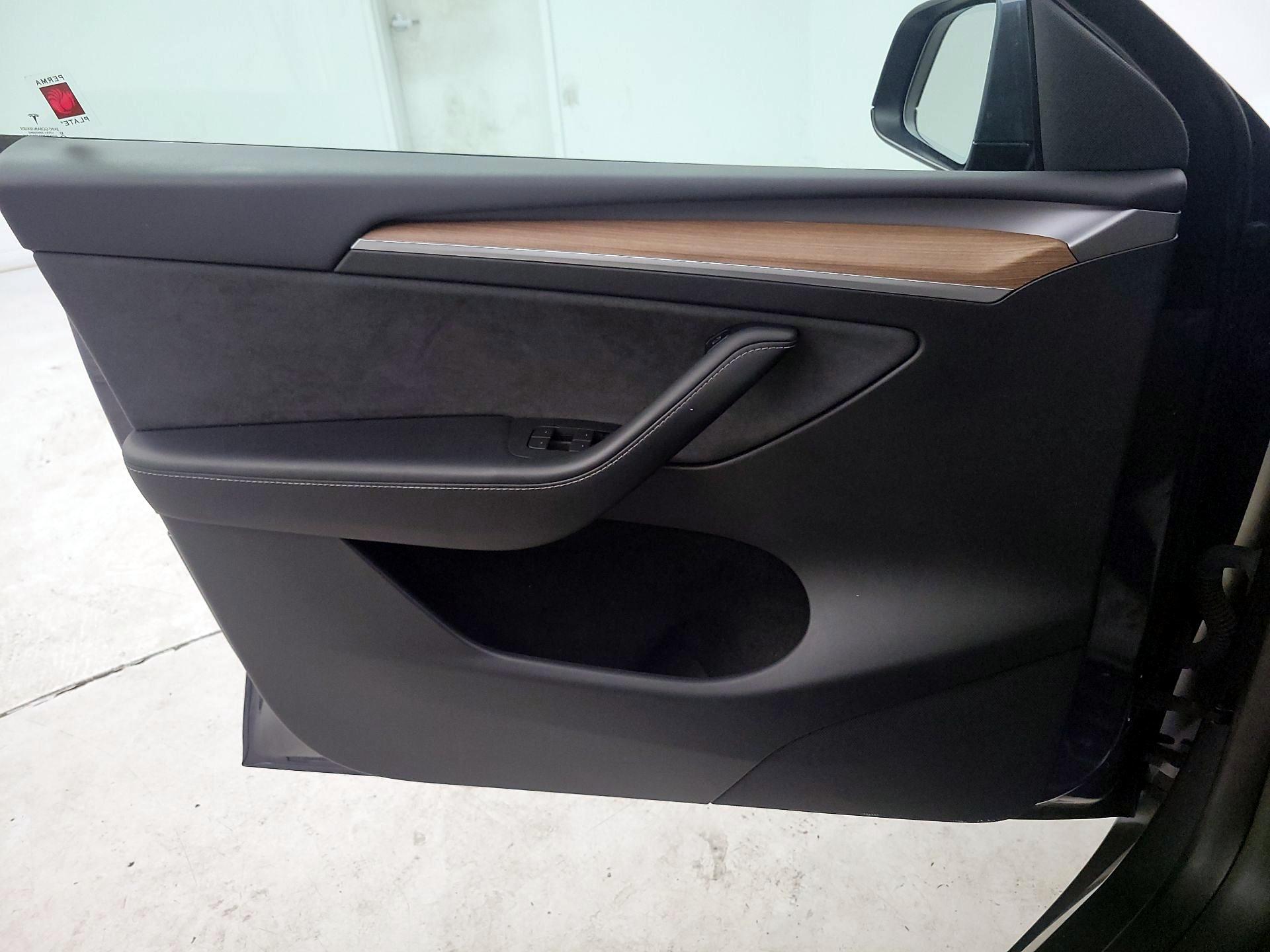Thumbnail: 2023 Tesla Model Y - 10