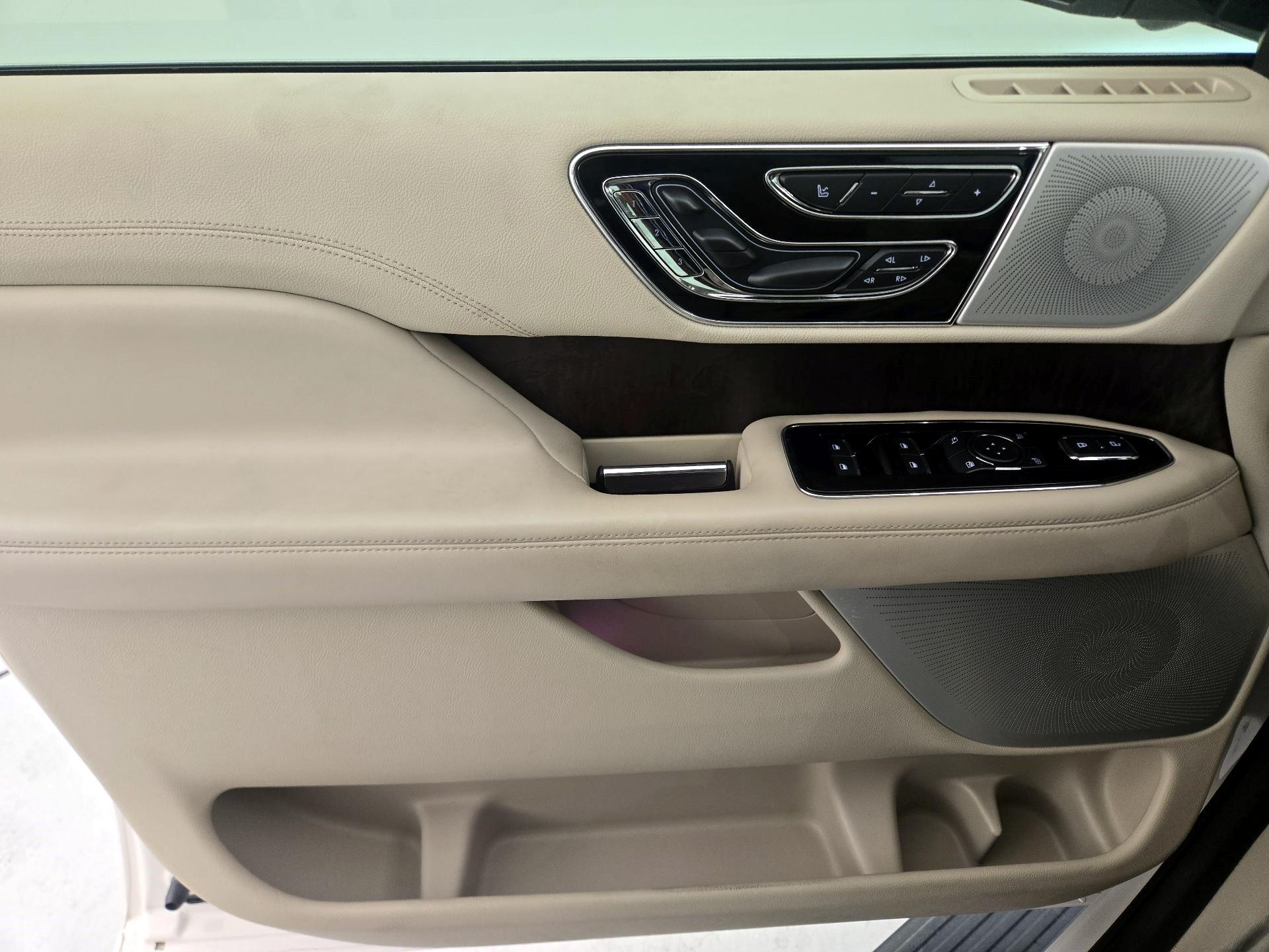 Thumbnail: 2019 Lincoln Navigator - 12