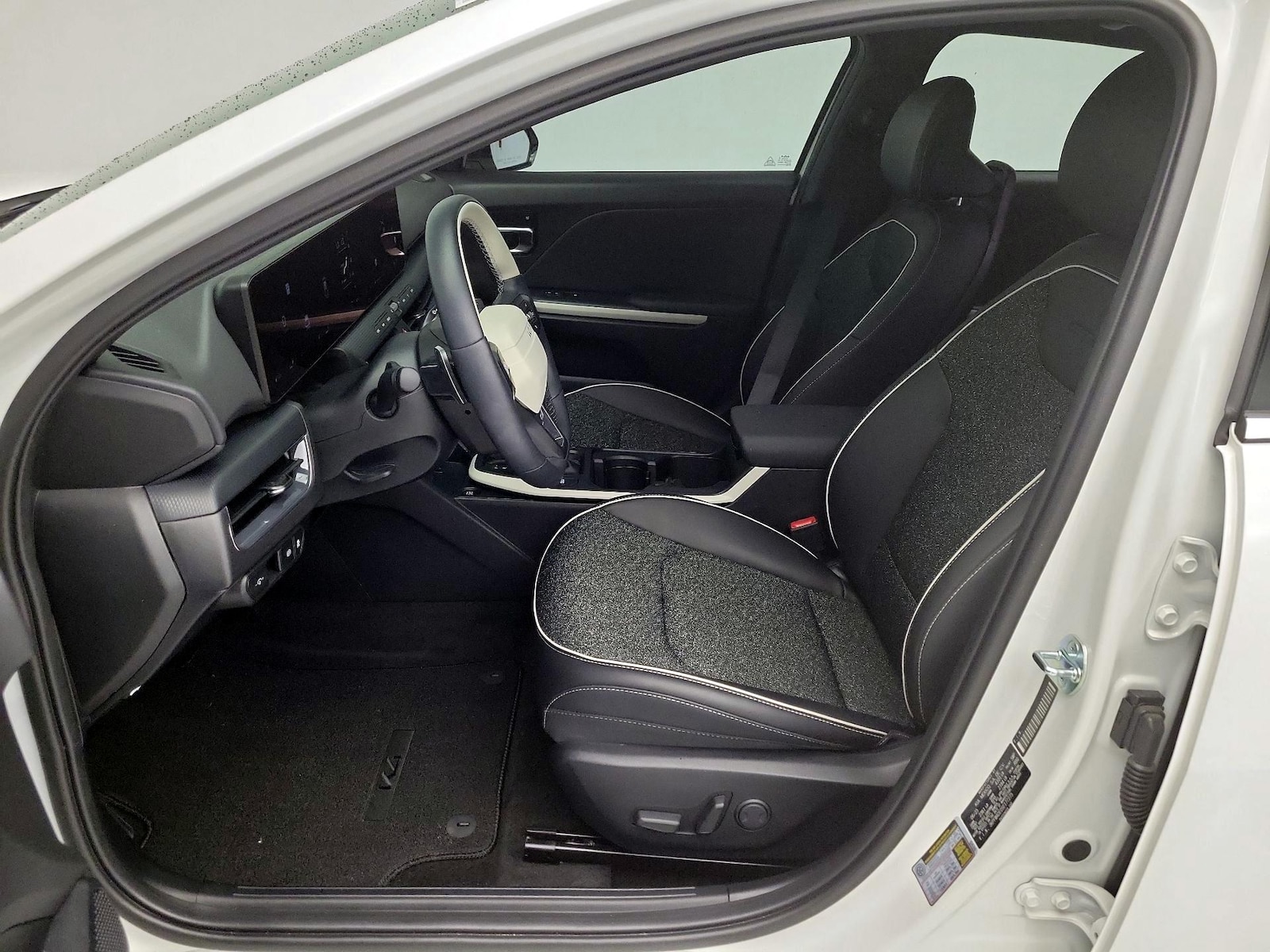 2025 Kia K4 GT-Line - Photo 12