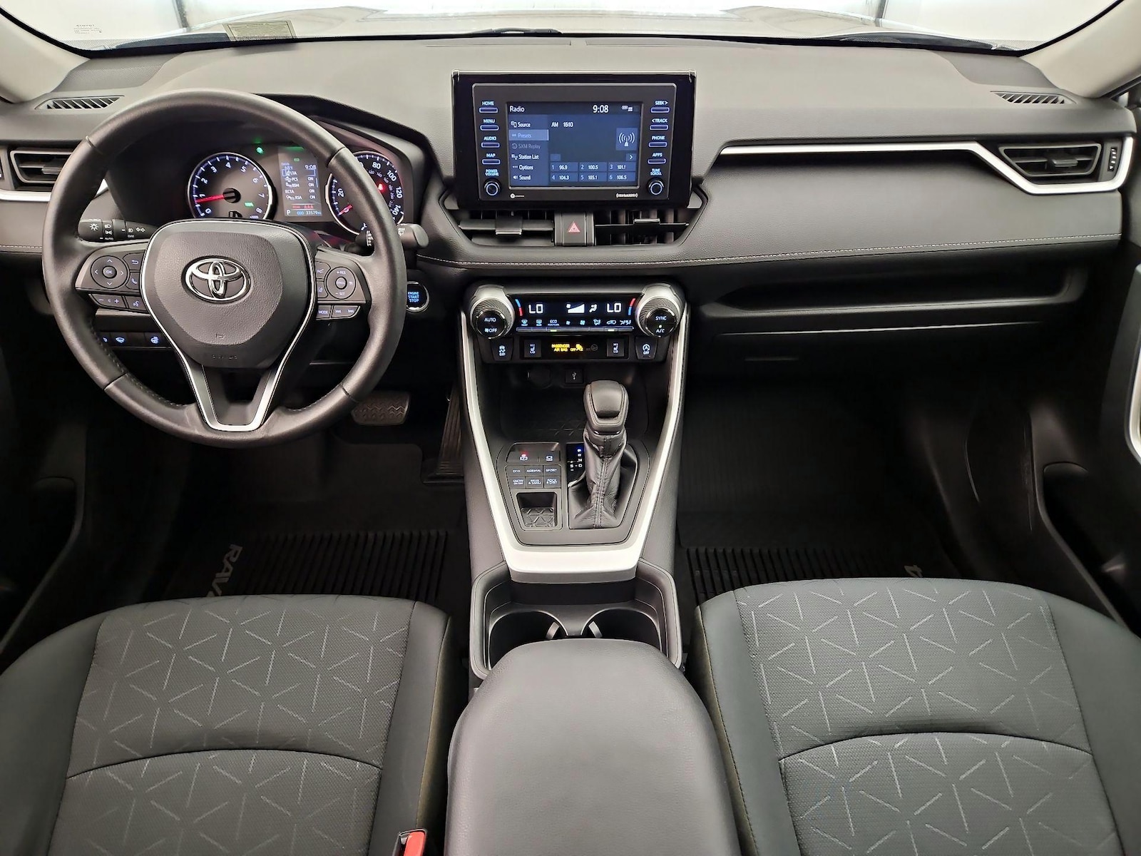 2021 Toyota RAV4 XLE - Photo 10