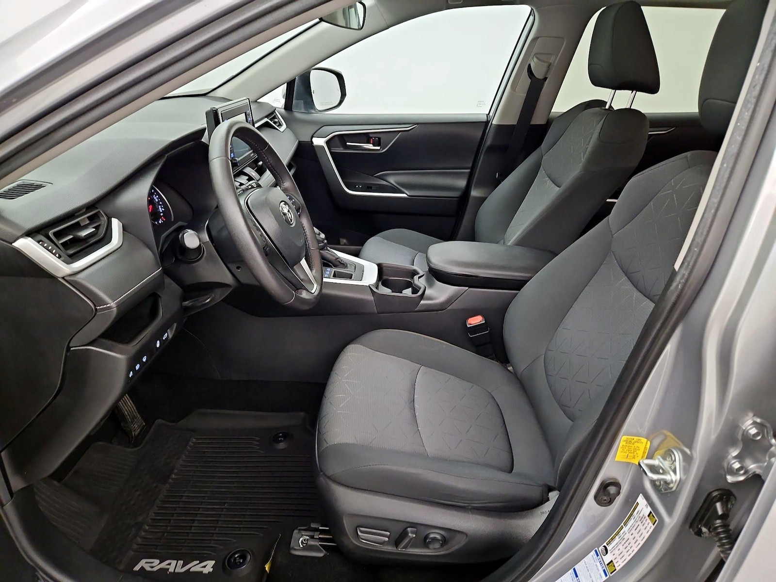 2021 Toyota RAV4 XLE - Photo 12