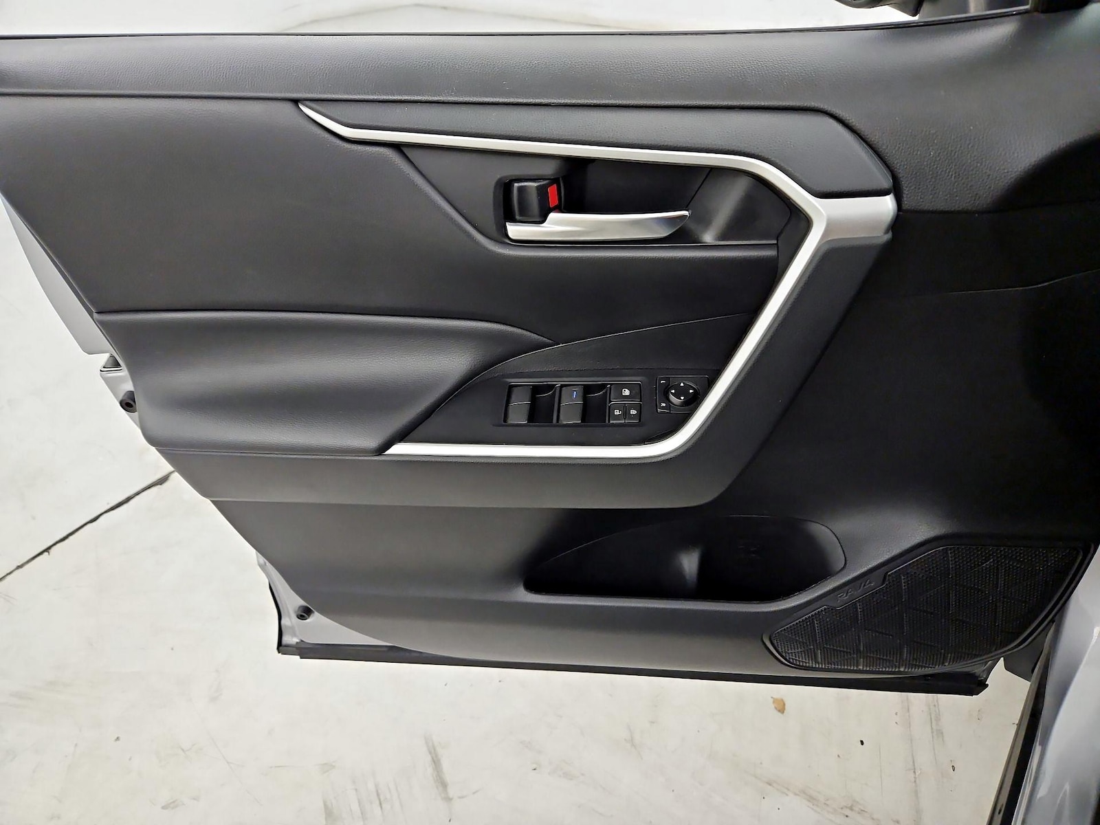 2021 Toyota RAV4 XLE - Photo 13