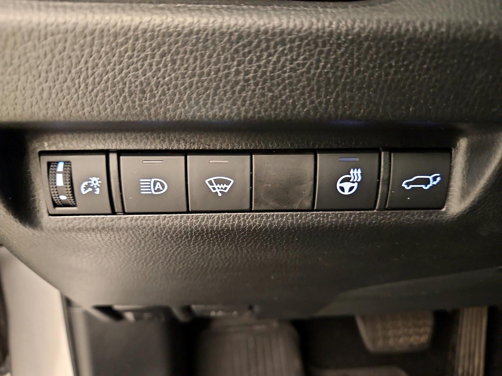 2021 Toyota RAV4 XLE - Photo 14