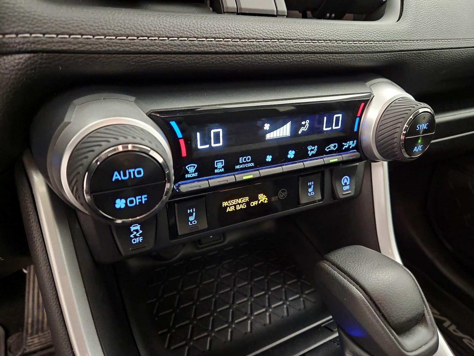 2021 Toyota RAV4 XLE - Photo 17