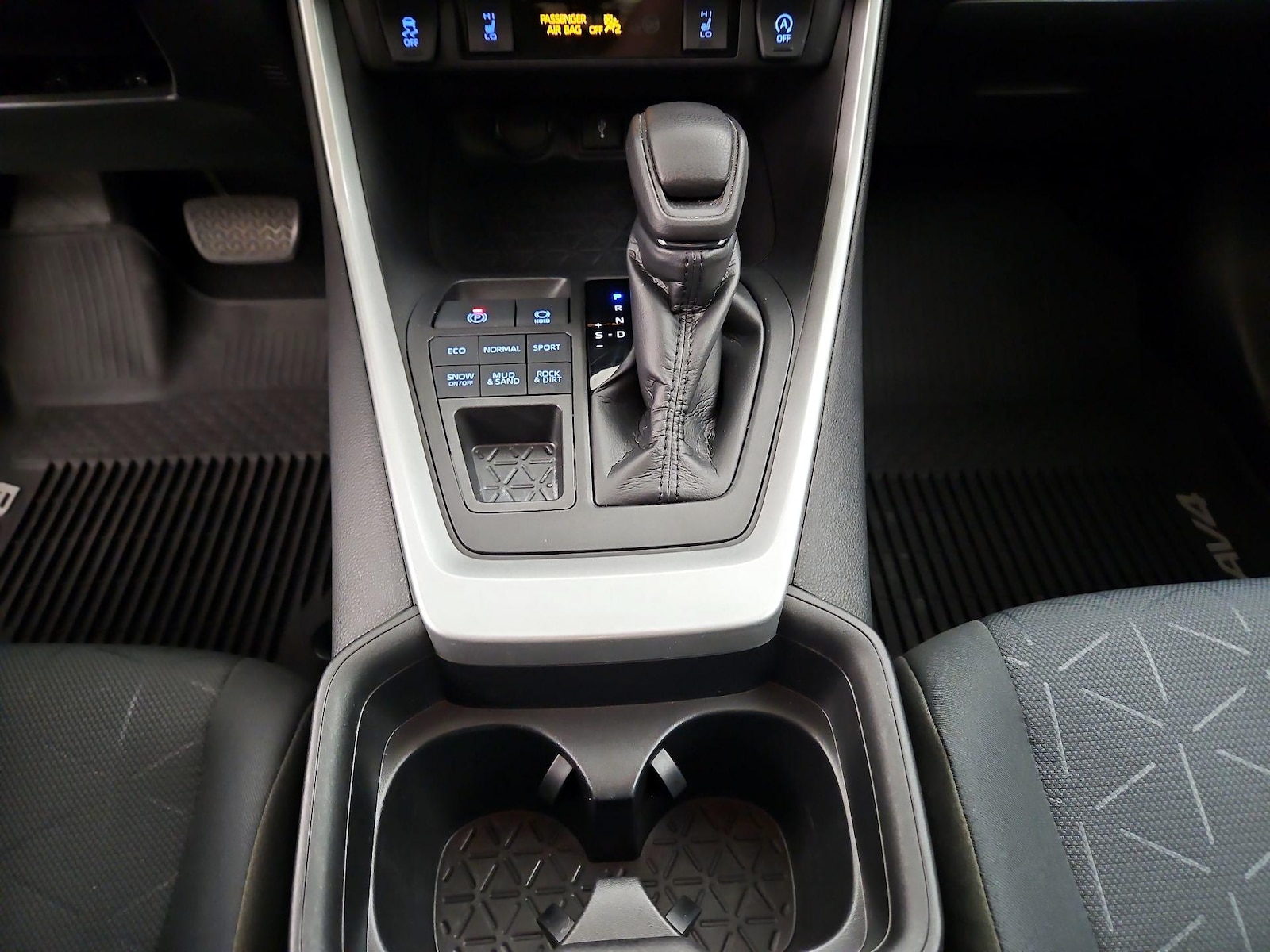 2021 Toyota RAV4 XLE - Photo 18