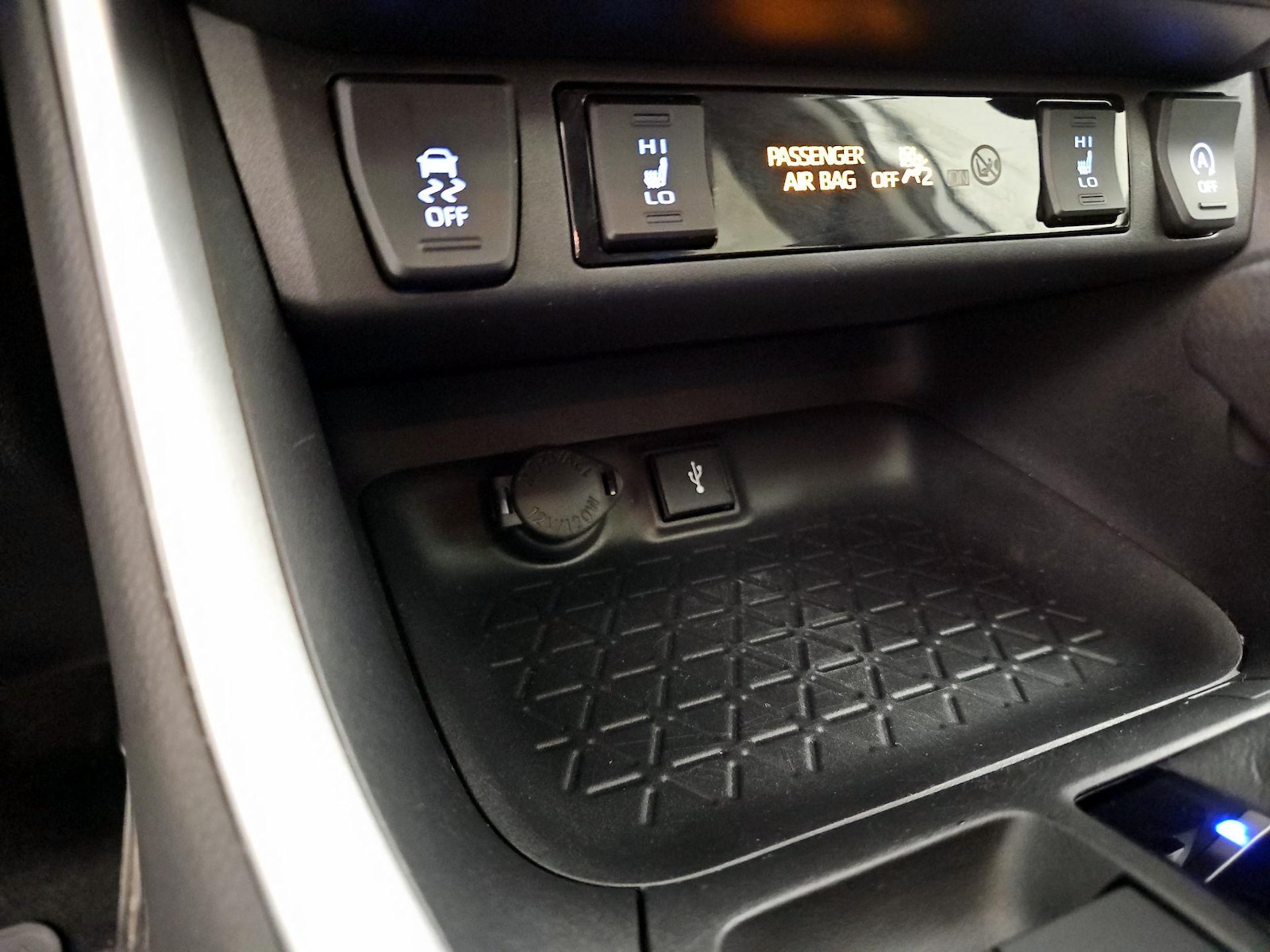 2021 Toyota RAV4 XLE - Photo 19