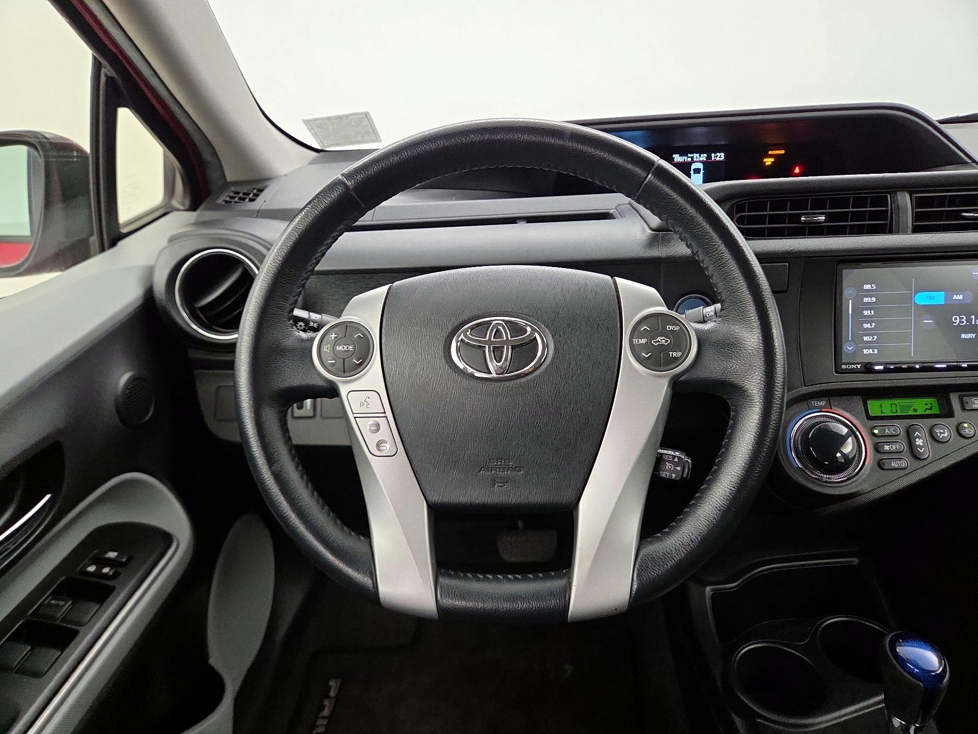 Thumbnail: 2014 Toyota Prius c - 10