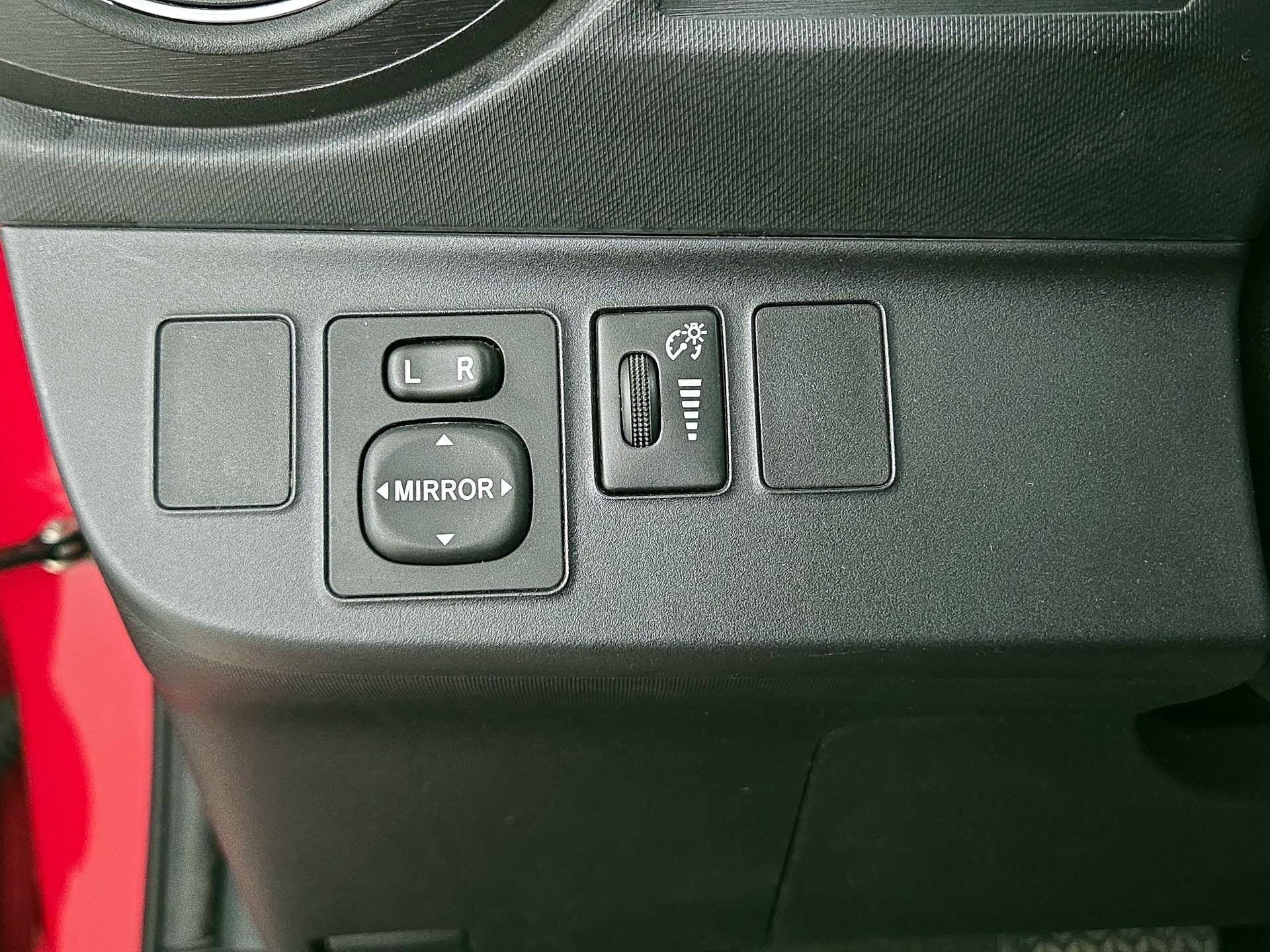 Thumbnail: 2014 Toyota Prius c - 13