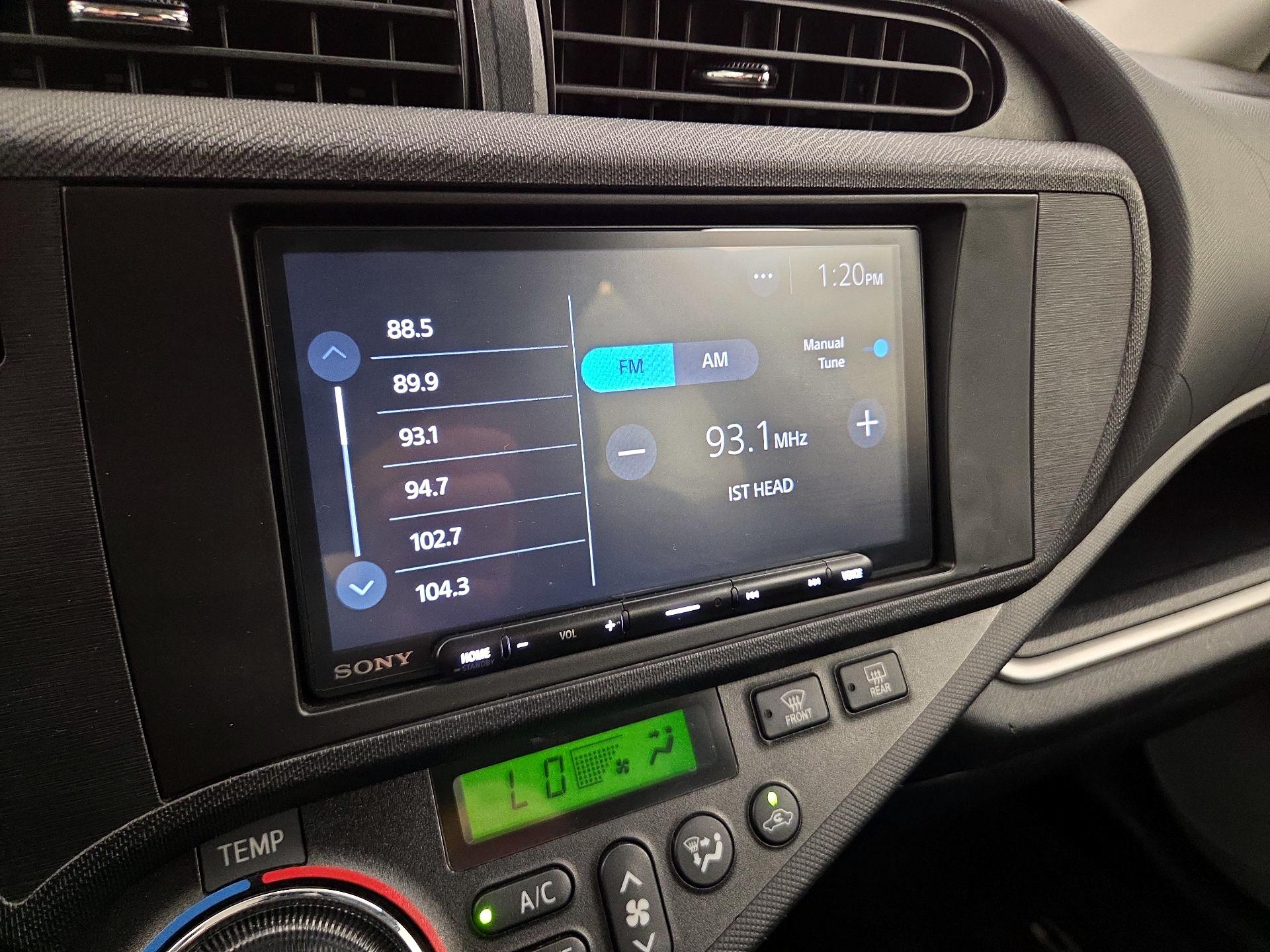 Thumbnail: 2014 Toyota Prius c - 14