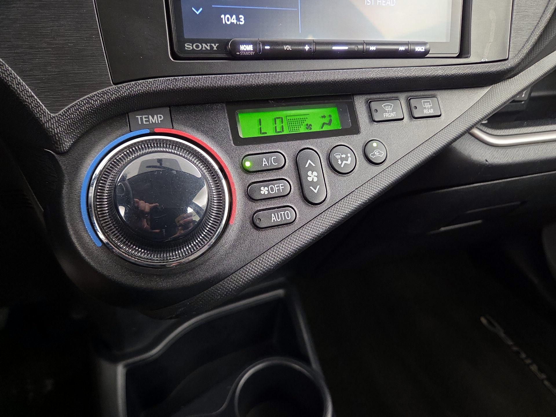 Thumbnail: 2014 Toyota Prius c - 15