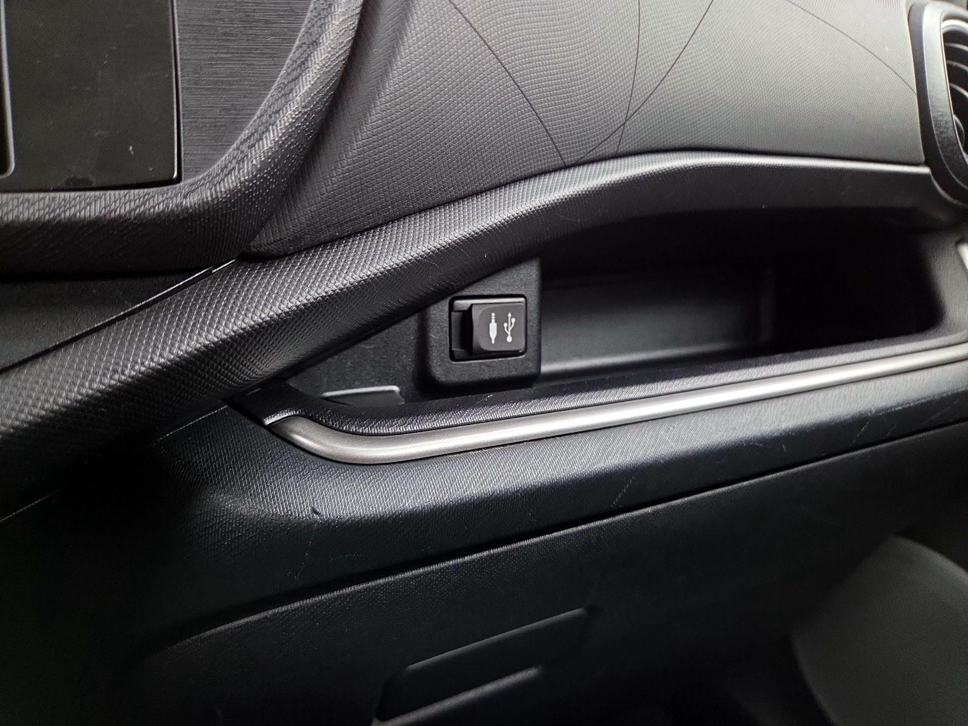 Thumbnail: 2014 Toyota Prius c - 17