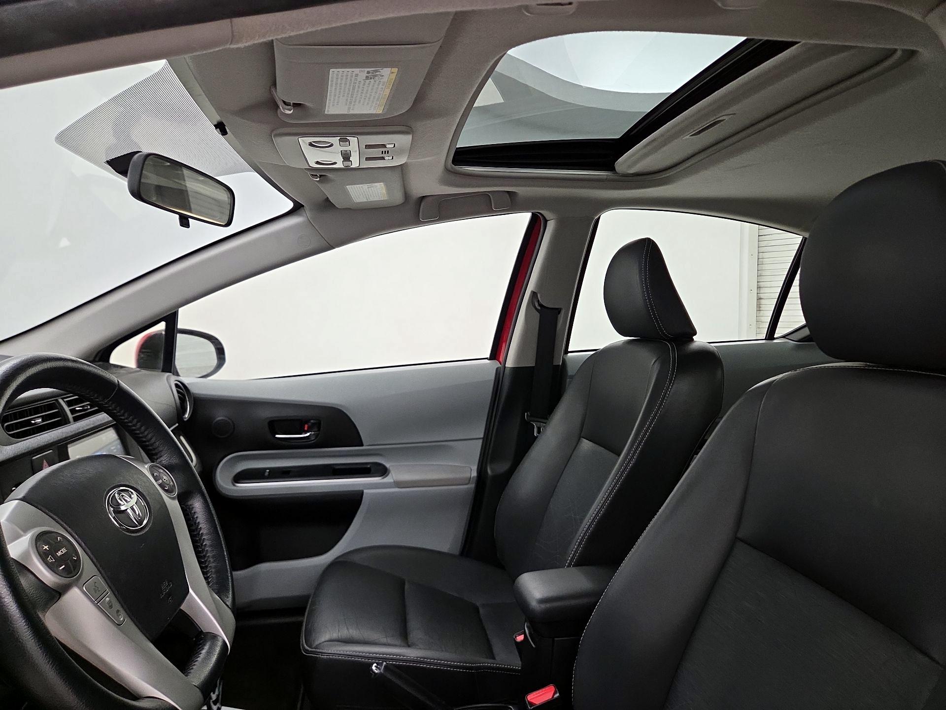 Thumbnail: 2014 Toyota Prius c - 18