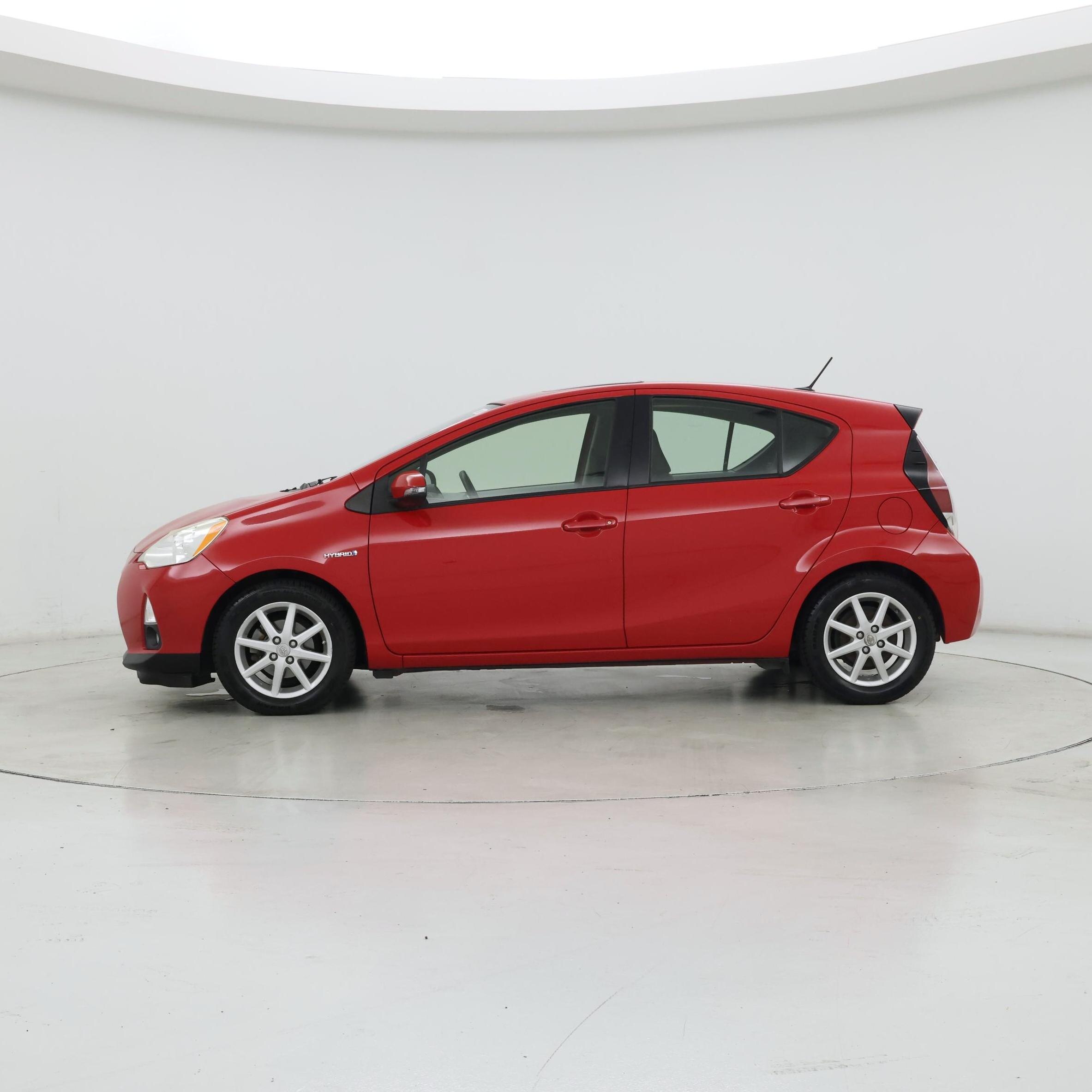 Thumbnail: 2014 Toyota Prius c - 3