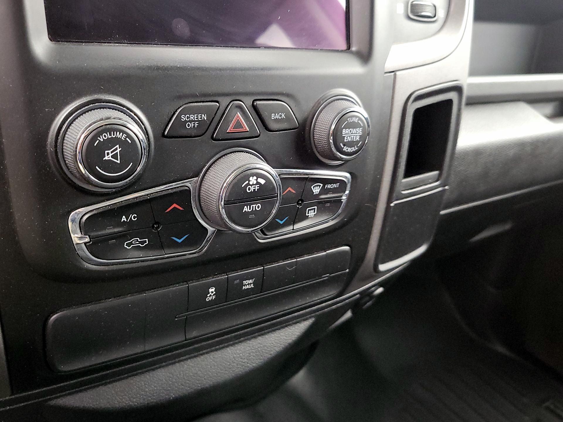Thumbnail: 2019 RAM 1500 Classic - 16
