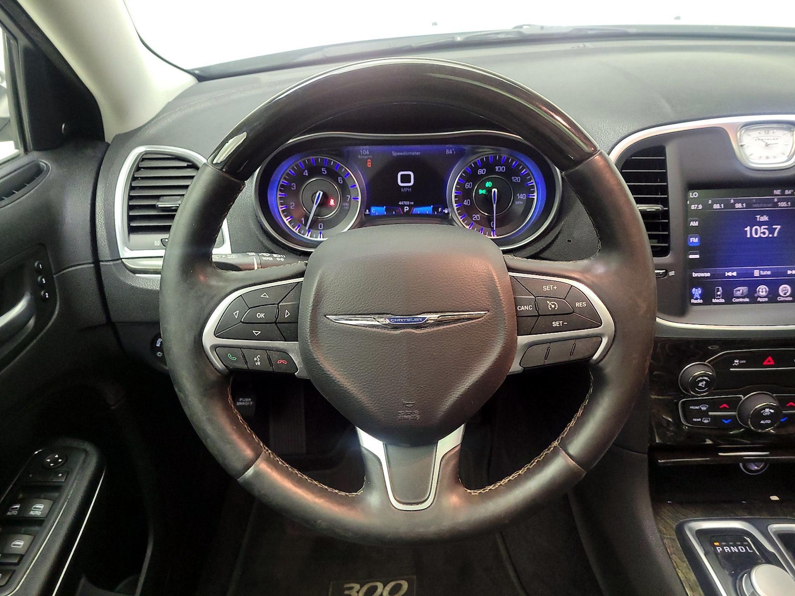 2016 Chrysler 300 C - Photo 11