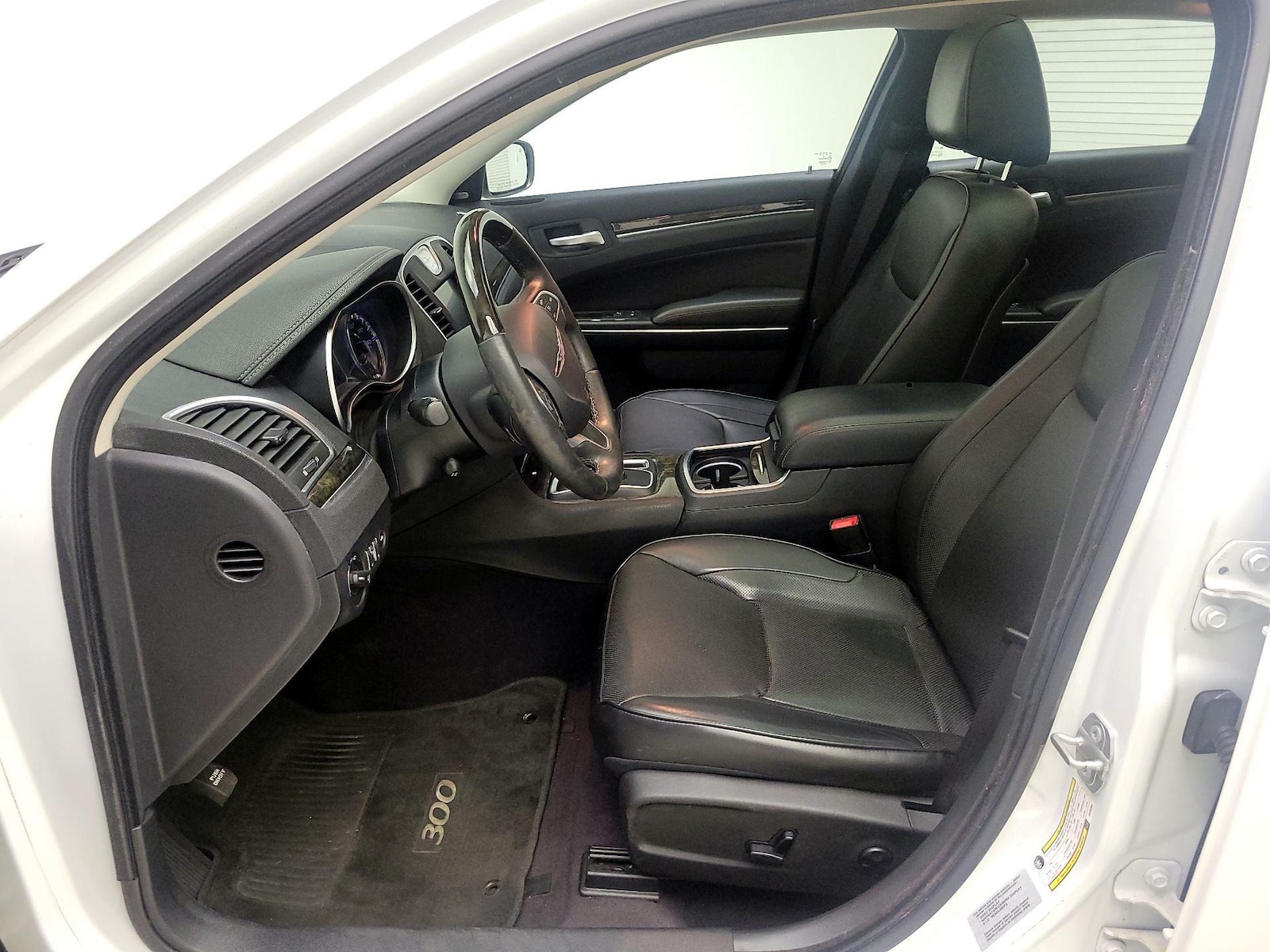 2016 Chrysler 300 C - Photo 12