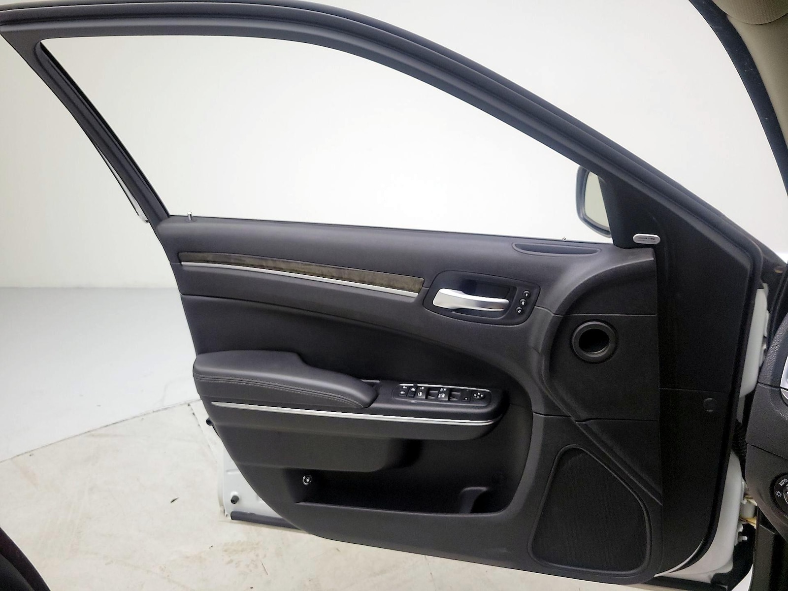 2016 Chrysler 300 C - Photo 13