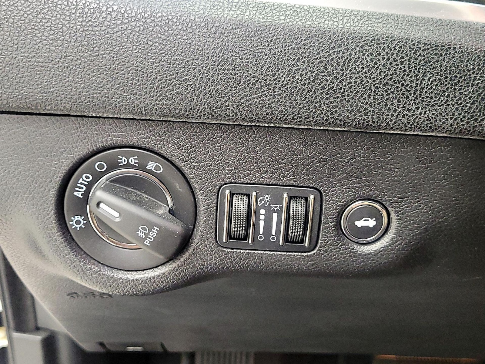 2016 Chrysler 300 C - Photo 14