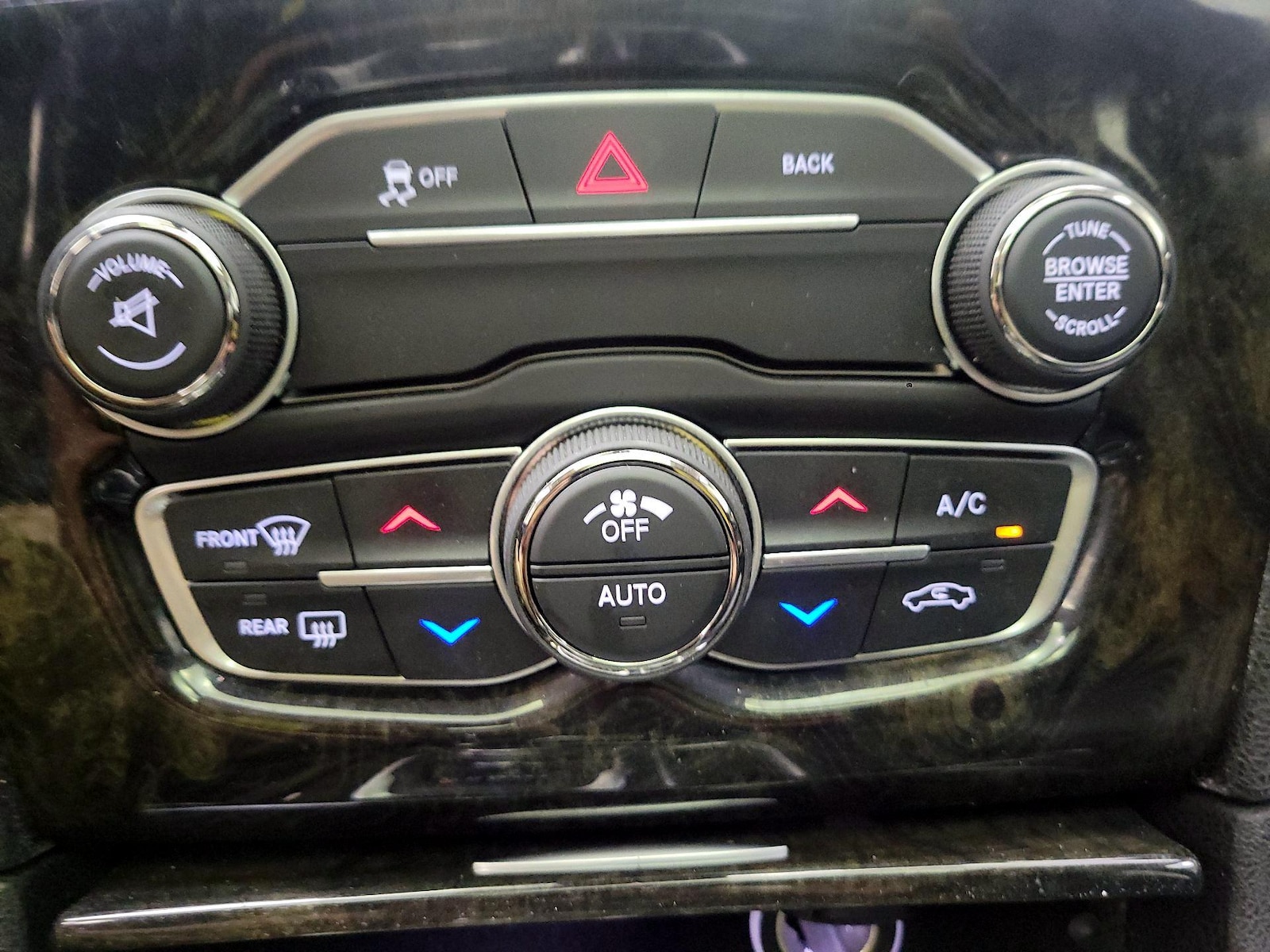 2016 Chrysler 300 C - Photo 17