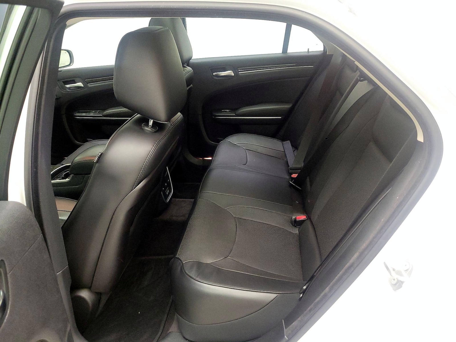 2016 Chrysler 300 C - Photo 21