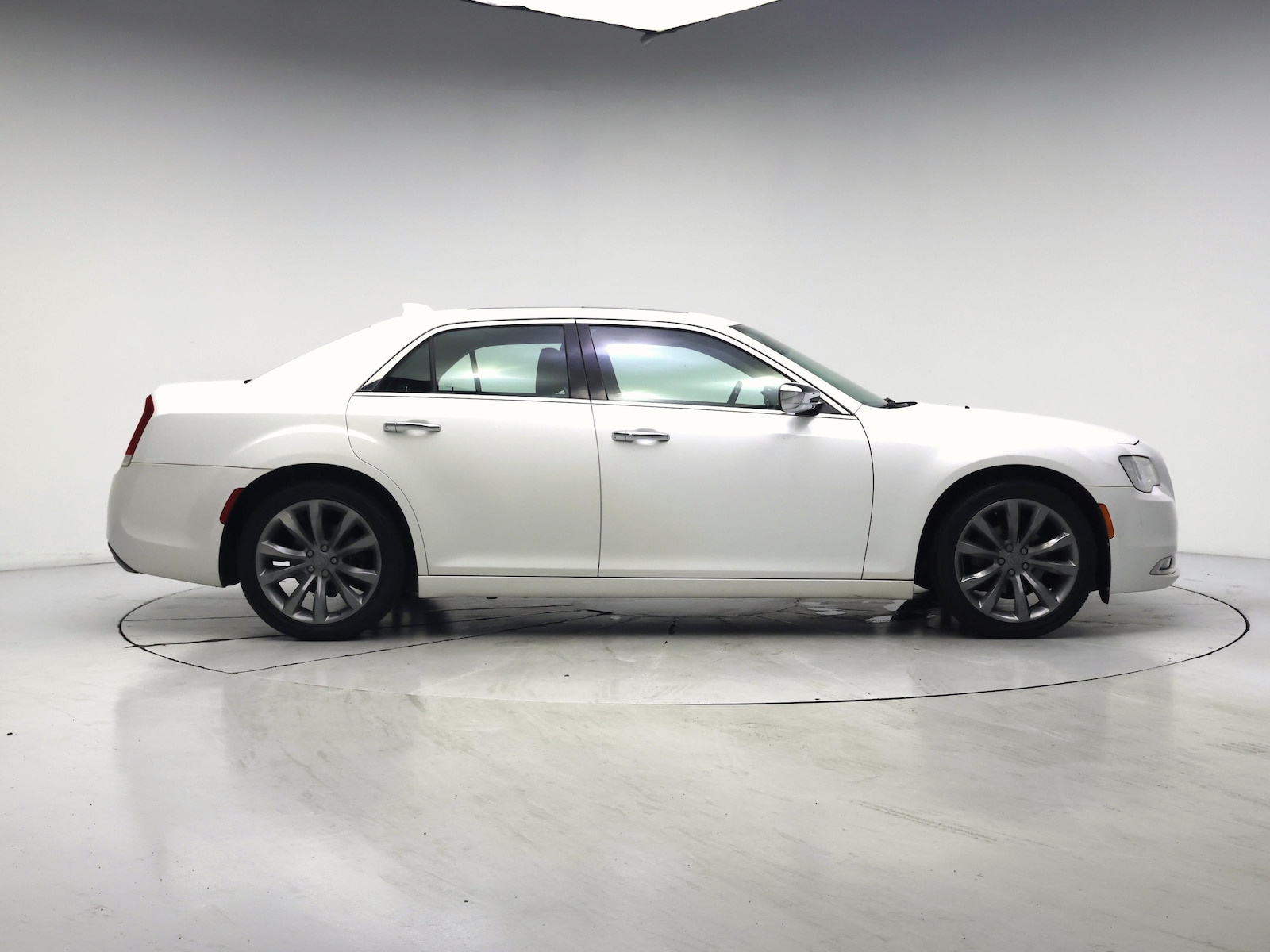 2016 Chrysler 300 C - Photo 8