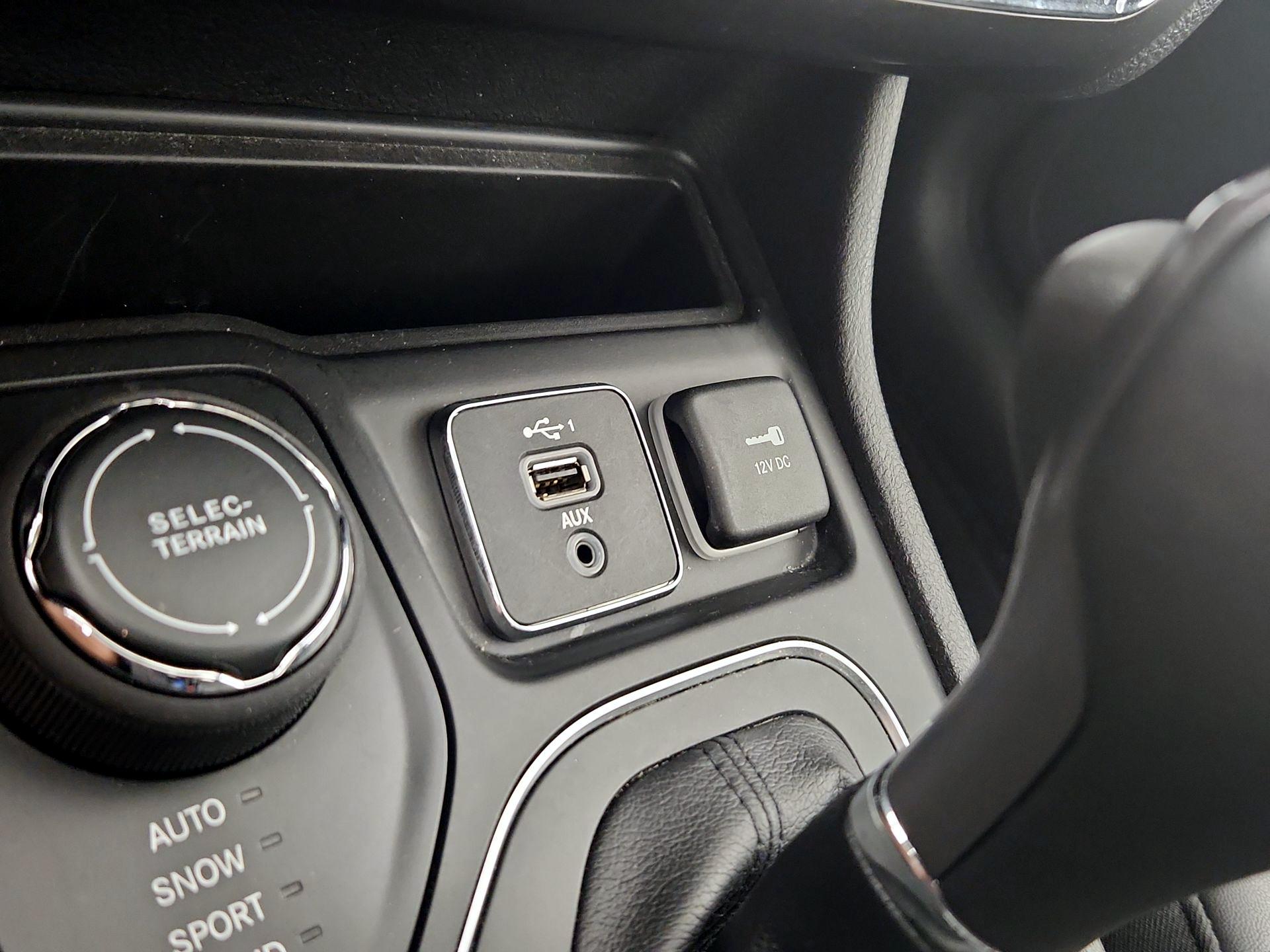 Thumbnail: 2021 Jeep Cherokee - 15