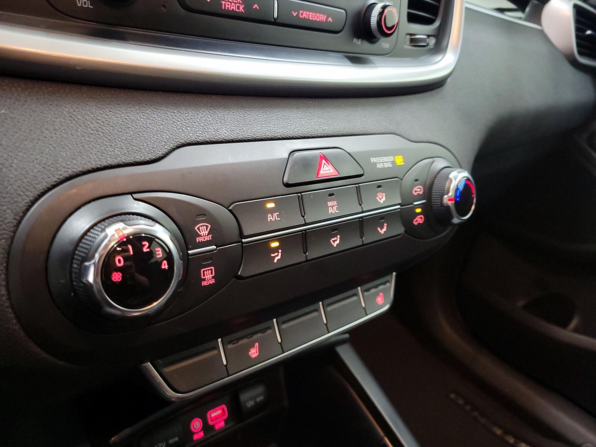 Thumbnail: 2016 Kia Sorento - 16