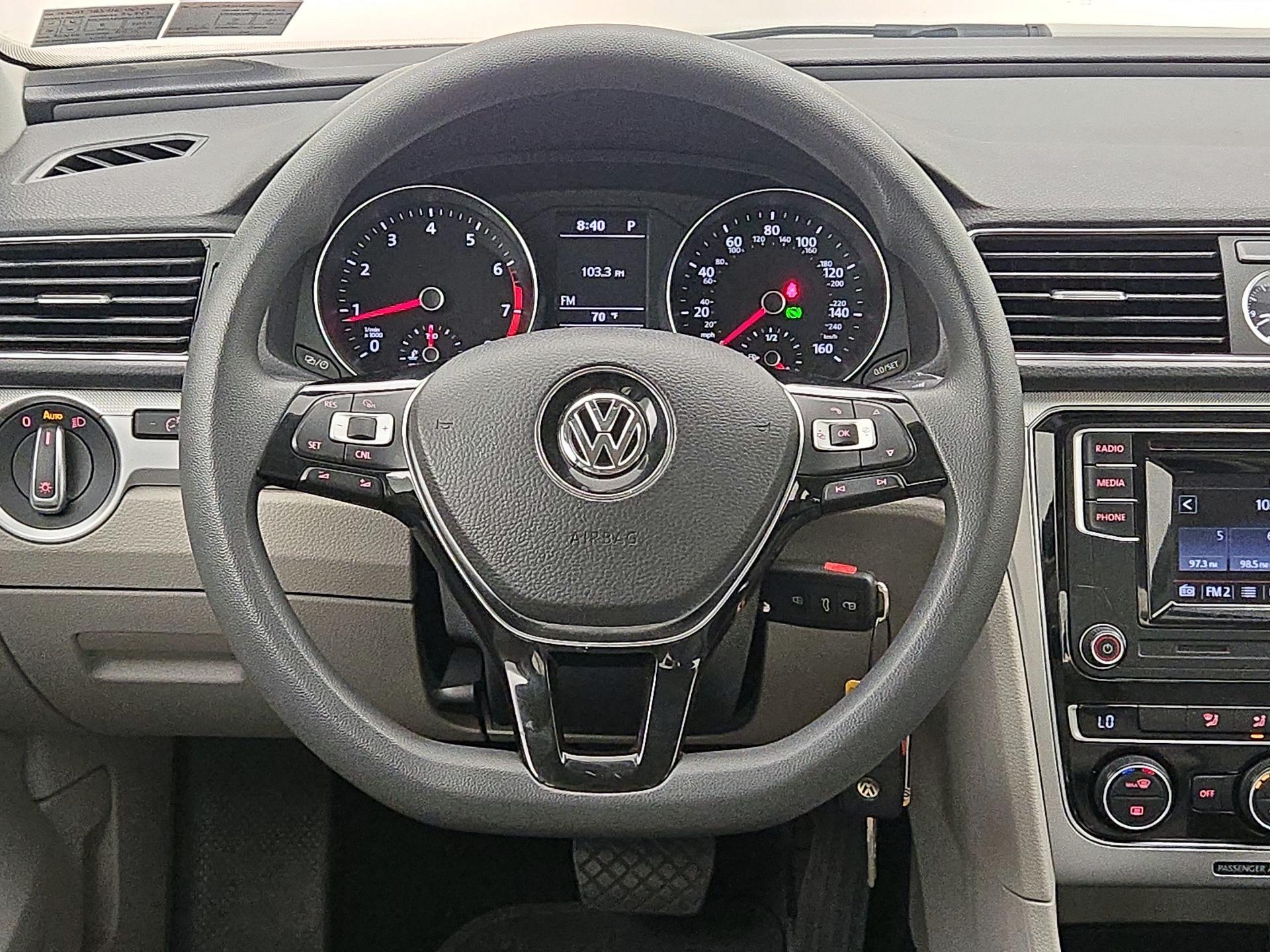 Thumbnail: 2017 Volkswagen Passat - 10