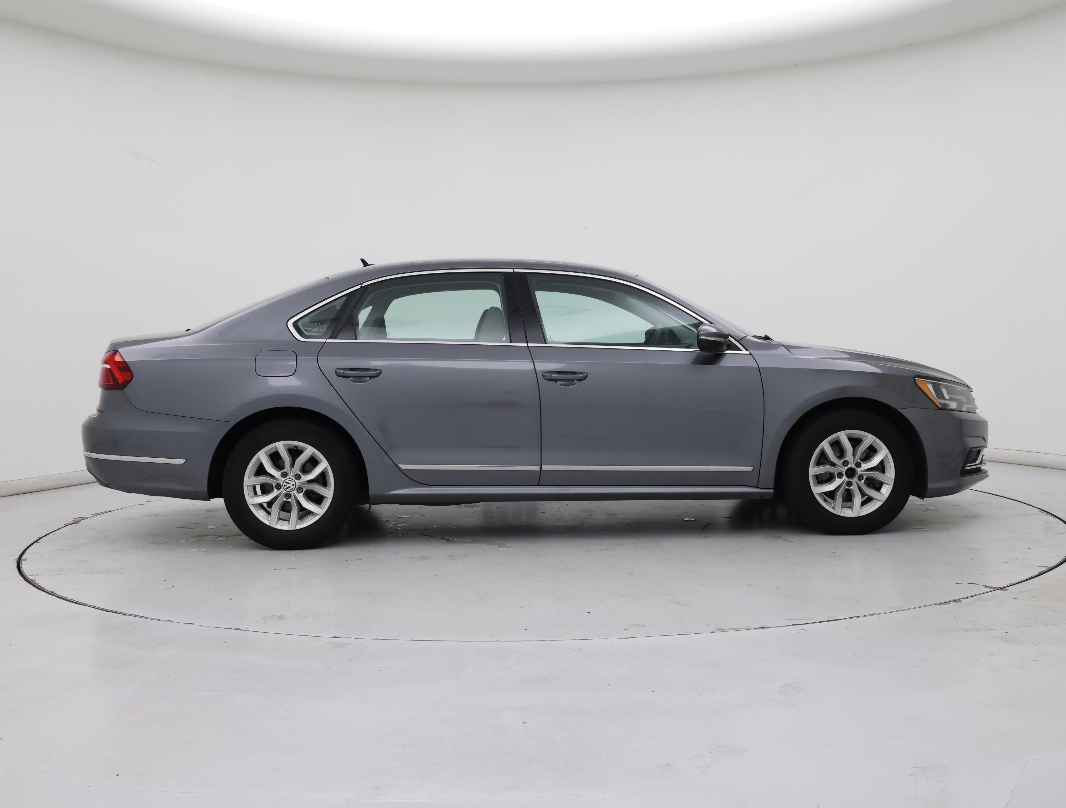 Thumbnail: 2017 Volkswagen Passat - 7
