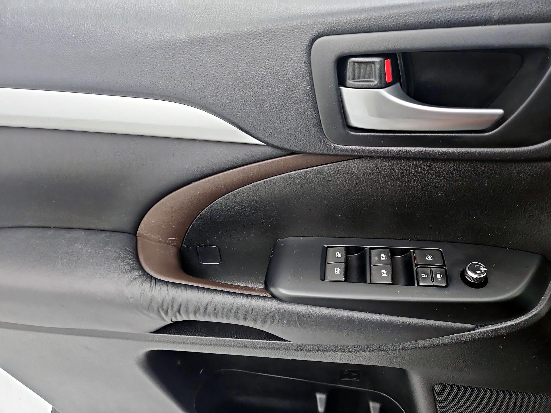Thumbnail: 2016 Toyota Highlander - 12