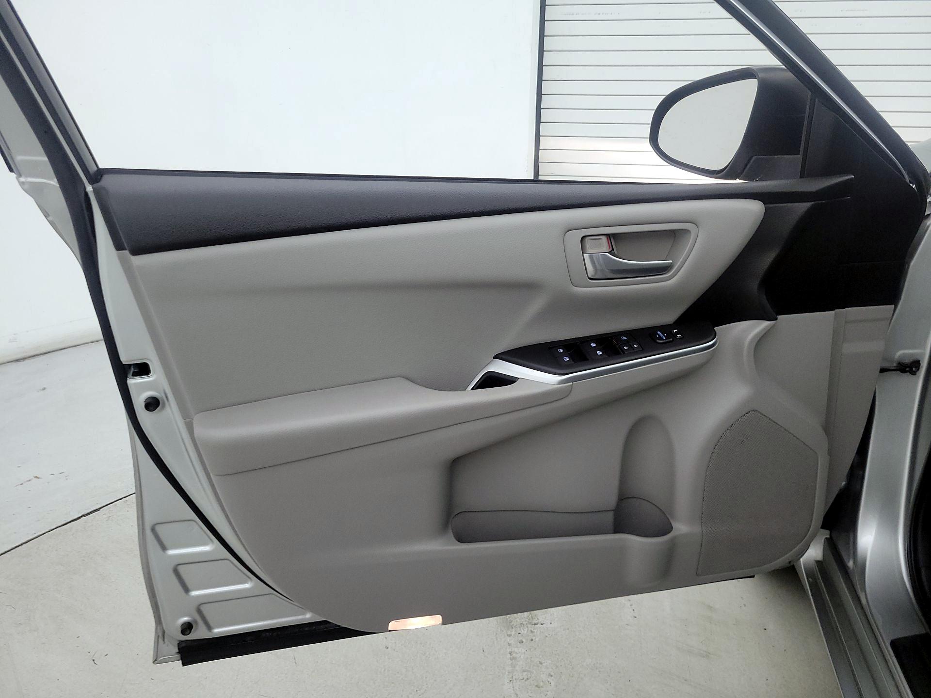 Thumbnail: 2016 Toyota Camry - 12