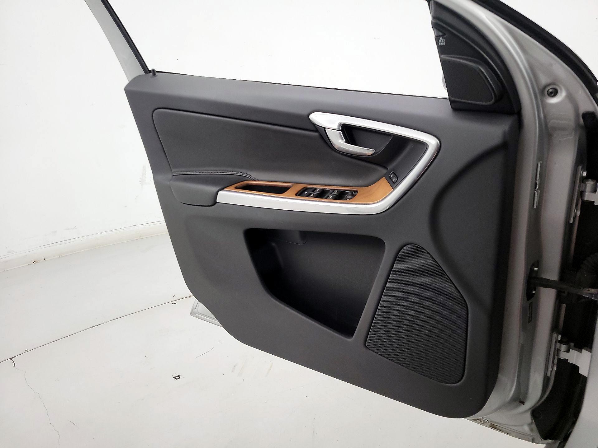 Thumbnail: 2017 Volvo XC60 - 12