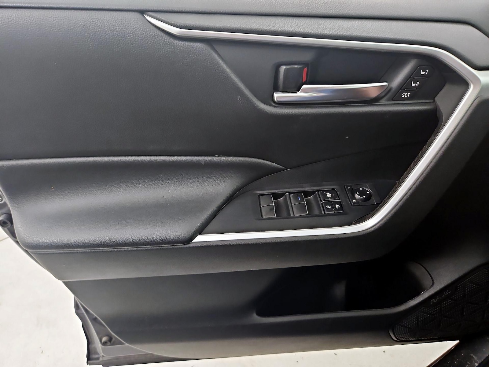 2020 Toyota RAV4 XLE Premium - Photo 13