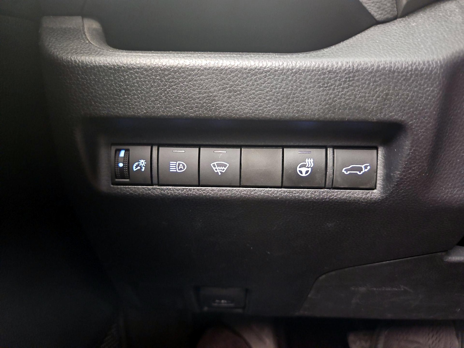 2020 Toyota RAV4 XLE Premium - Photo 14