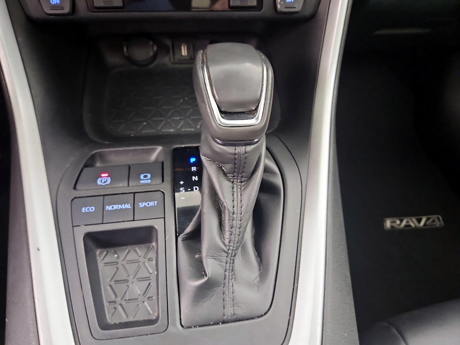 2020 Toyota RAV4 XLE Premium - Photo 18