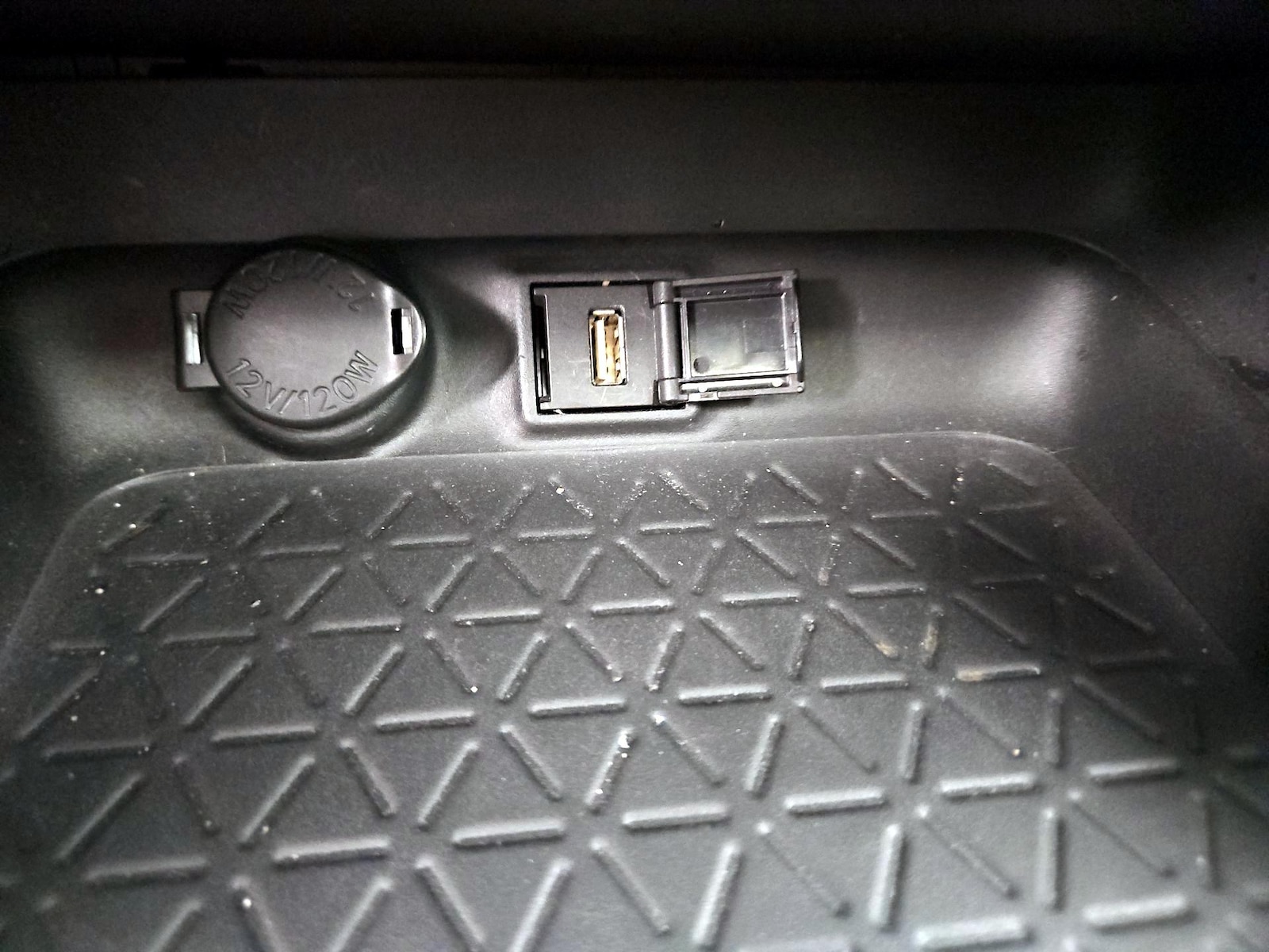 2020 Toyota RAV4 XLE Premium - Photo 19
