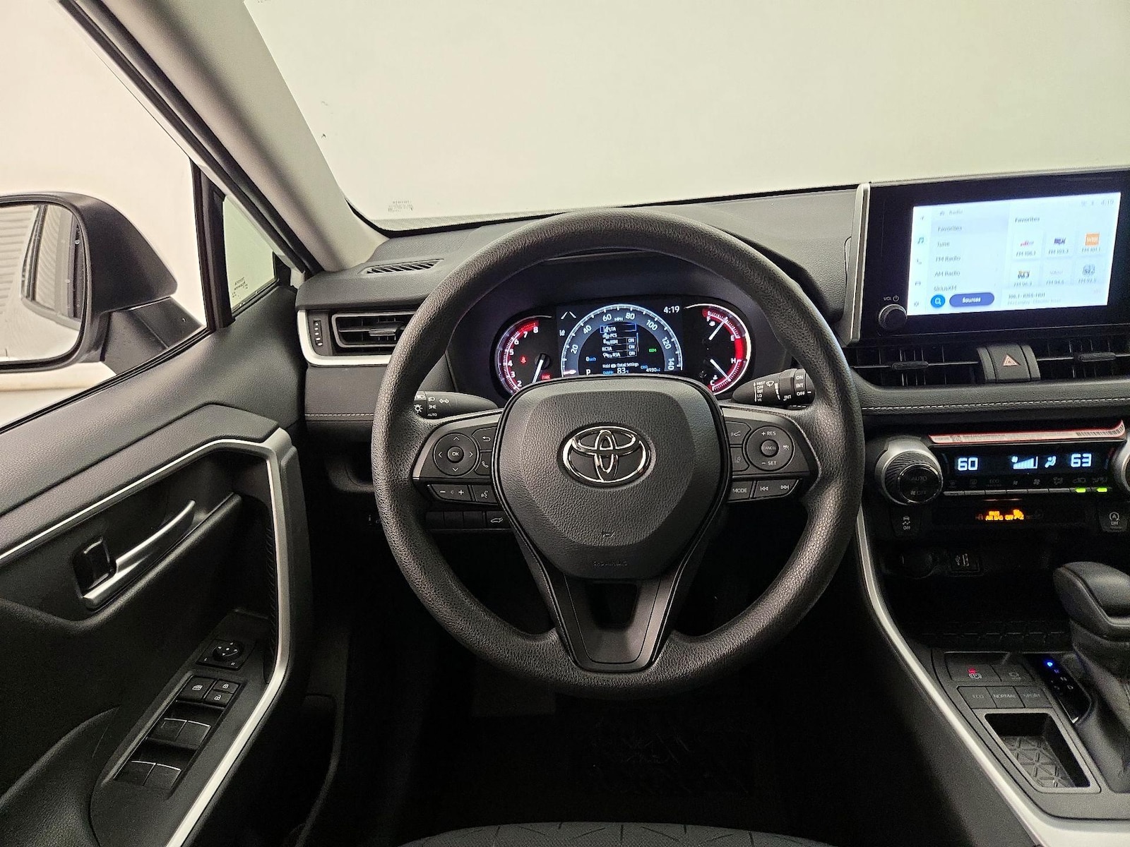 2025 Toyota RAV4 XLE - Photo 11