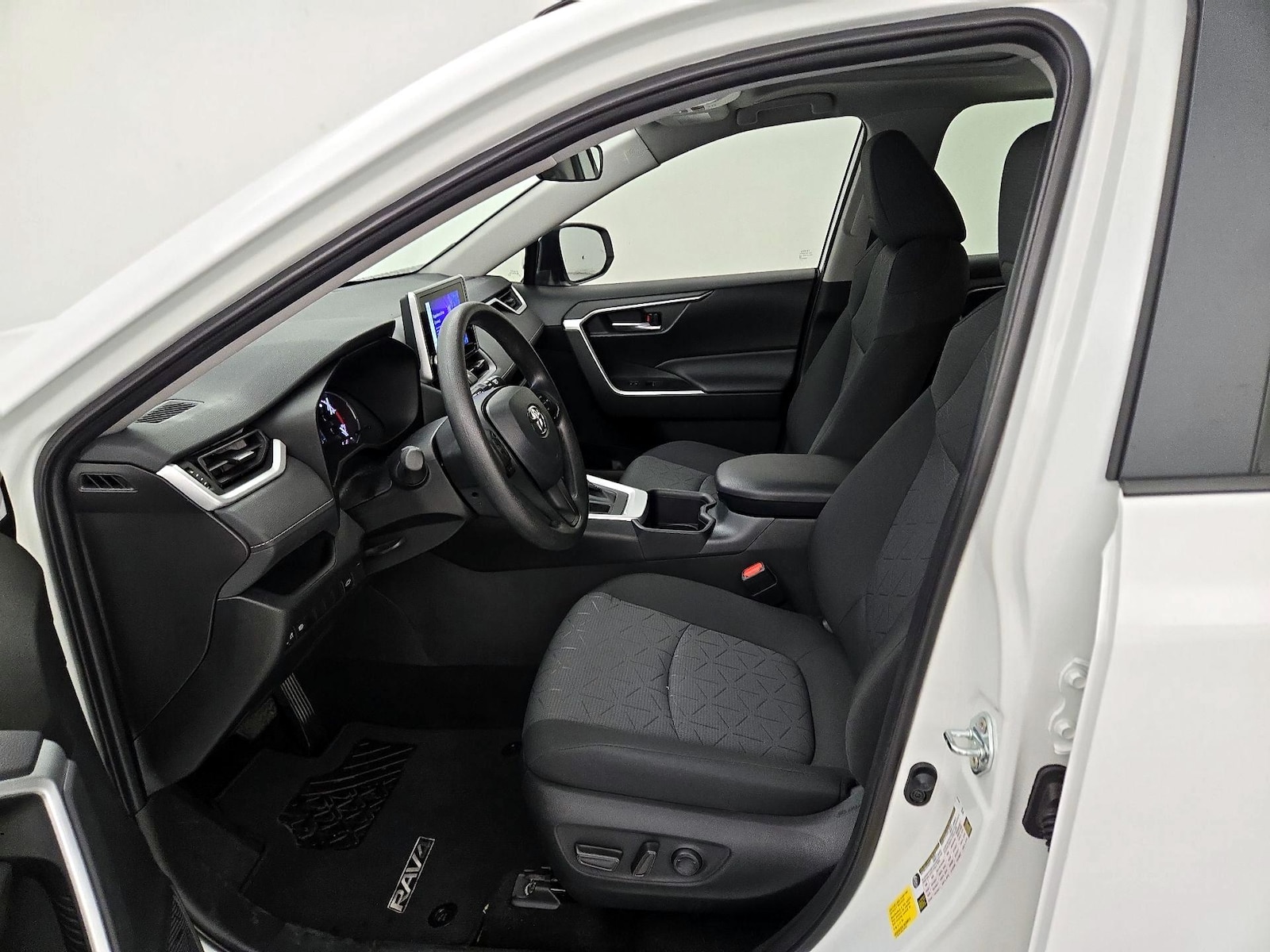 2025 Toyota RAV4 XLE - Photo 12