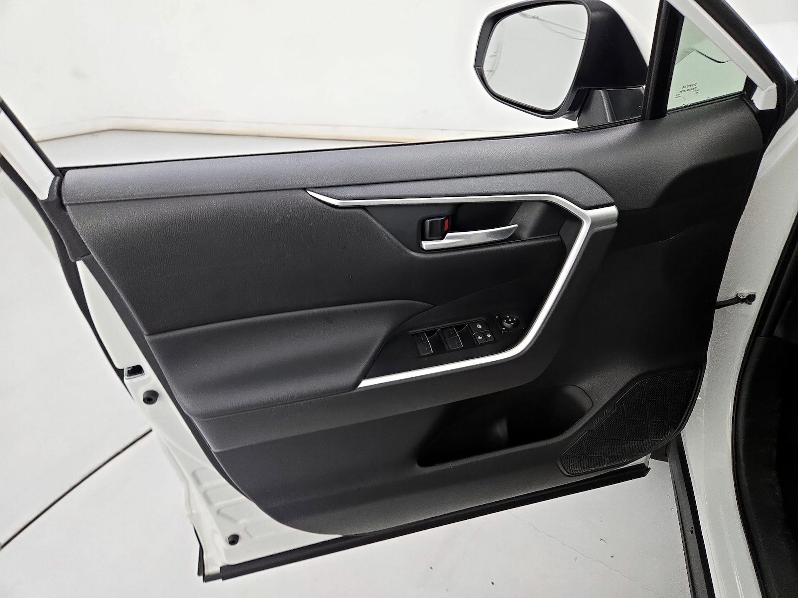 2025 Toyota RAV4 XLE - Photo 13