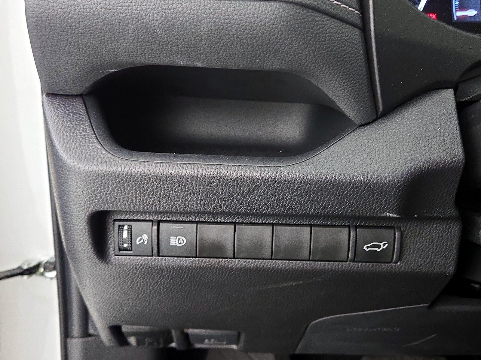 2025 Toyota RAV4 XLE - Photo 14