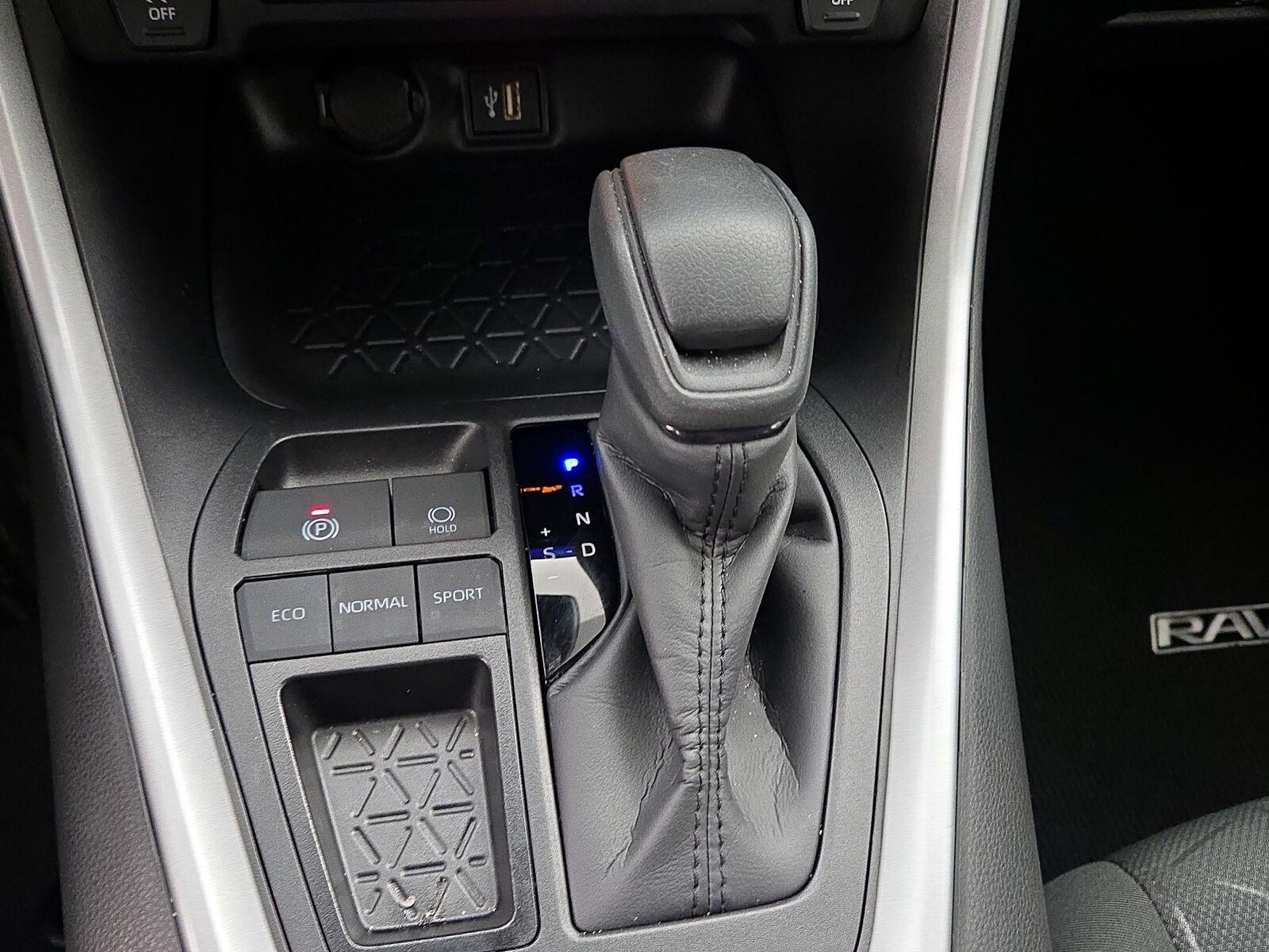 2025 Toyota RAV4 XLE - Photo 18