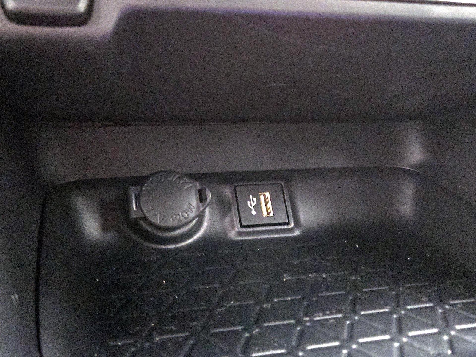 2025 Toyota RAV4 XLE - Photo 19