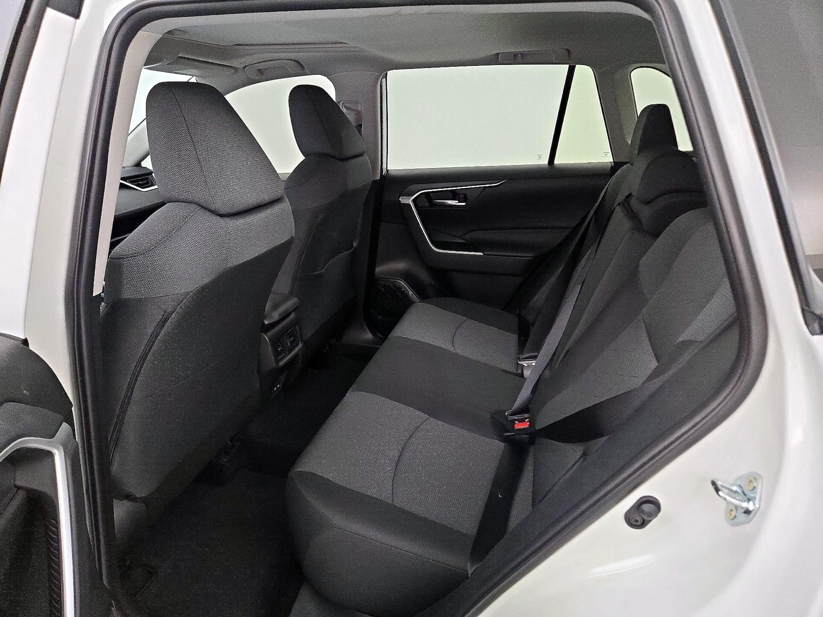 2025 Toyota RAV4 XLE - Photo 21