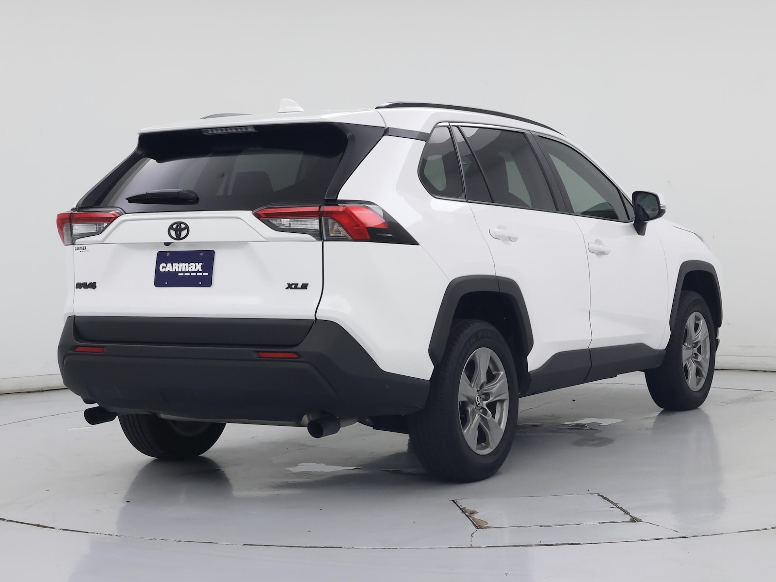 2025 Toyota RAV4 XLE - Photo 9