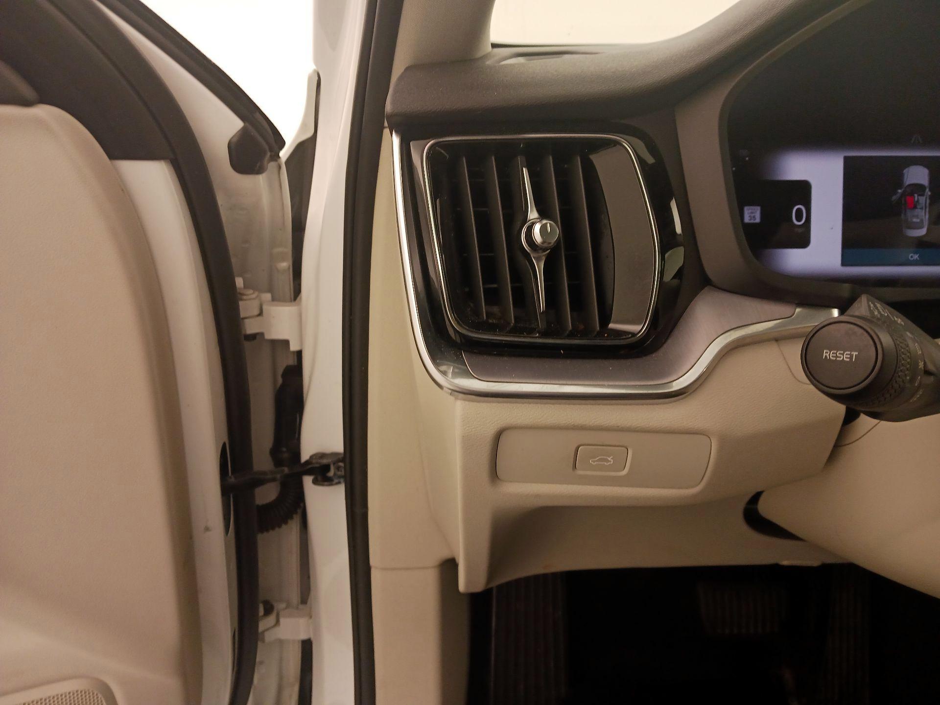 Thumbnail: 2024 Volvo S60 - 13