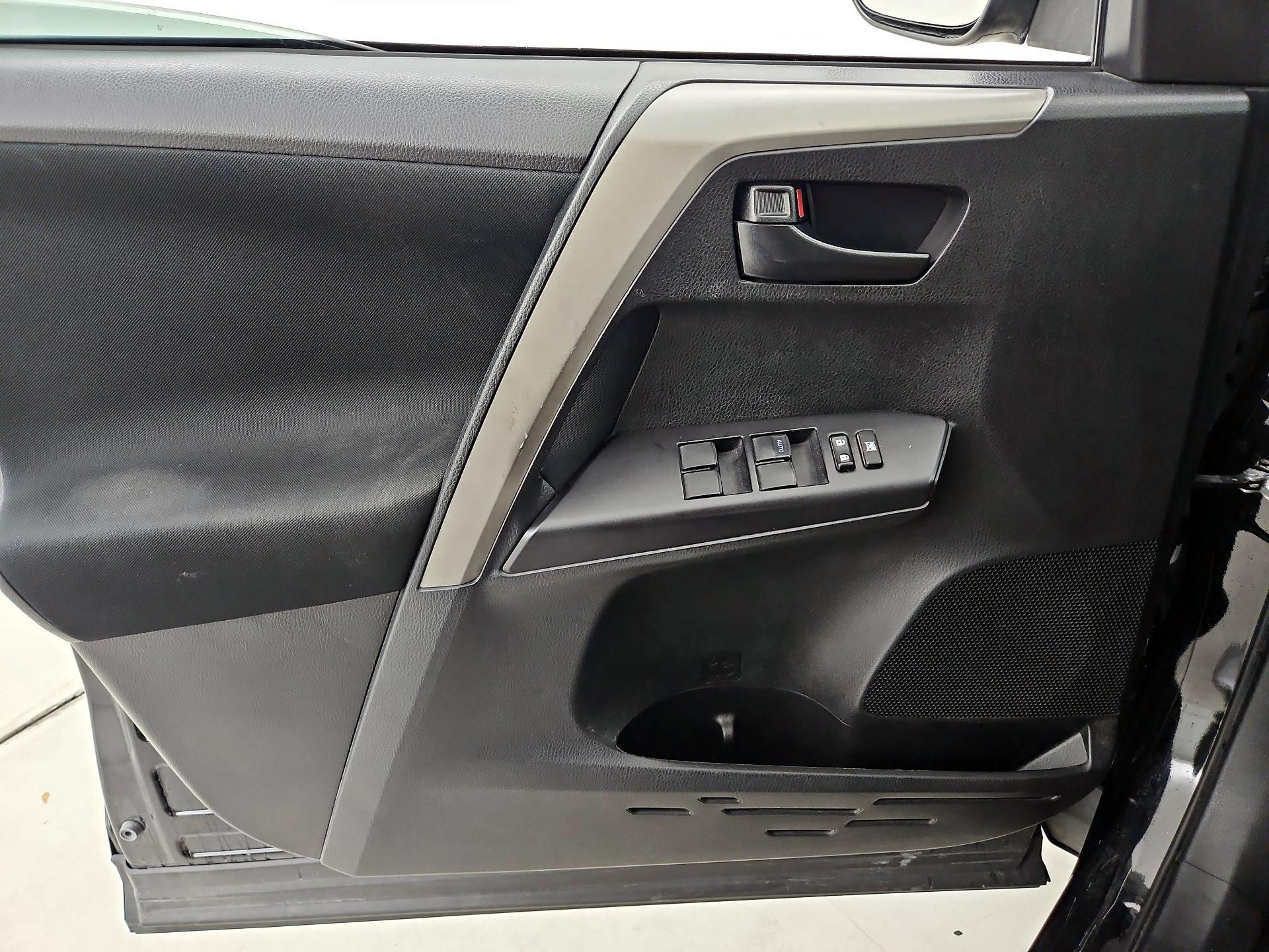 Thumbnail: 2018 Toyota RAV4 - 12