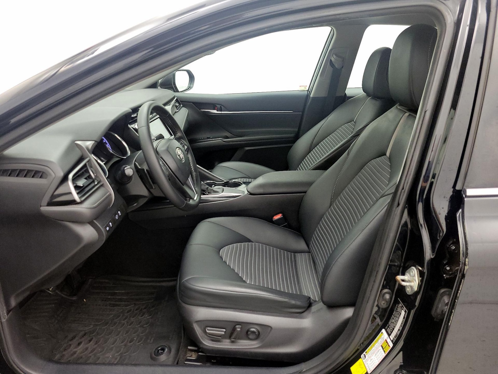 2020 Toyota Camry SE - Photo 12