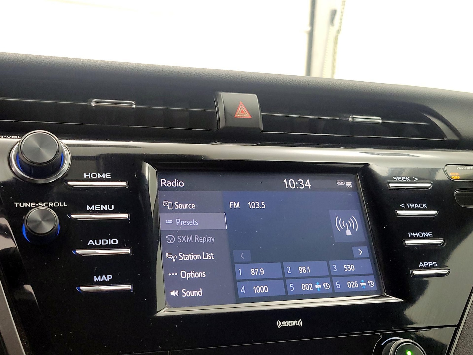 2020 Toyota Camry SE - Photo 16